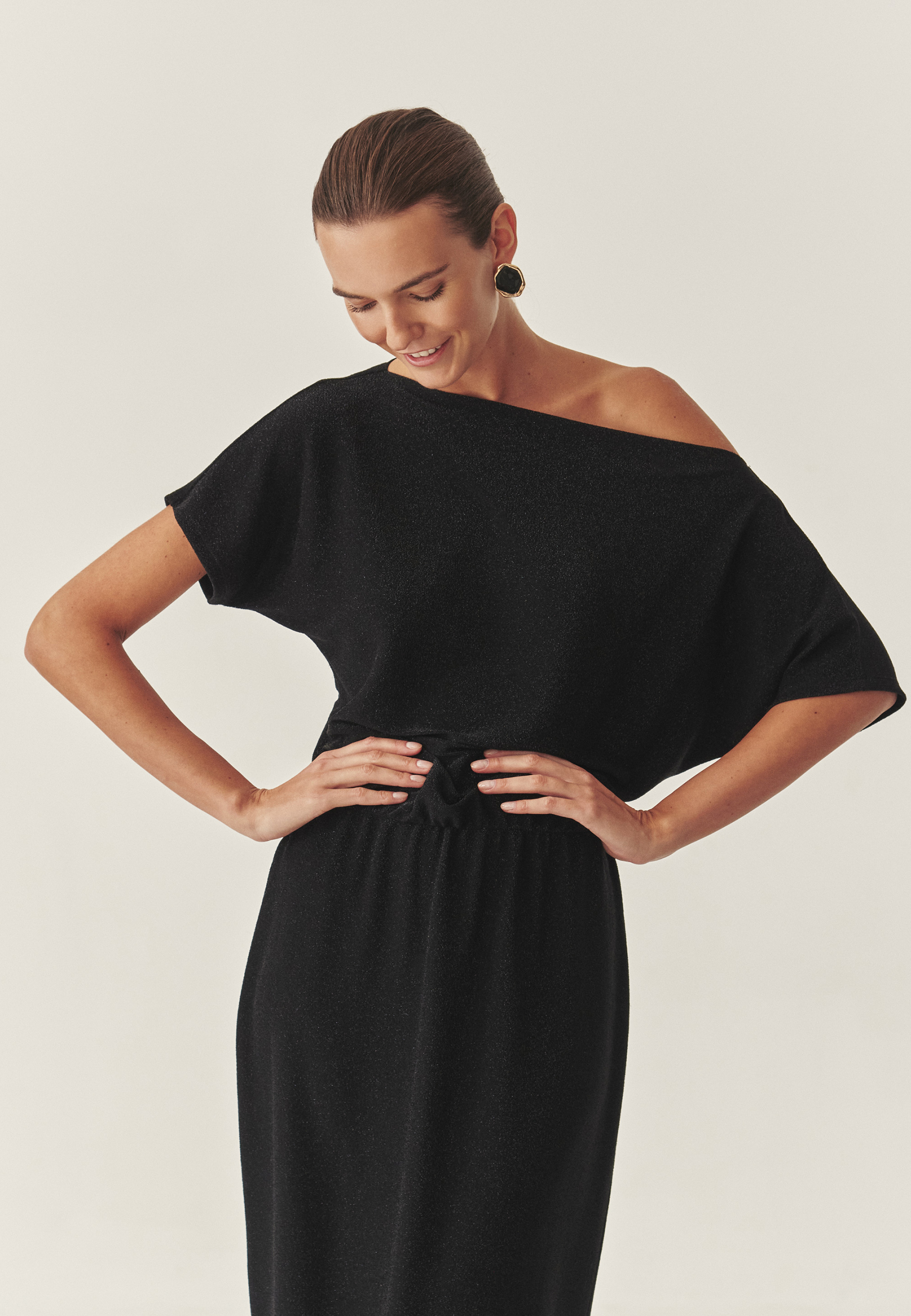 ELEGANTNA MIDI OBLEKA S SIKANJEM - LONGO ČRNA 2