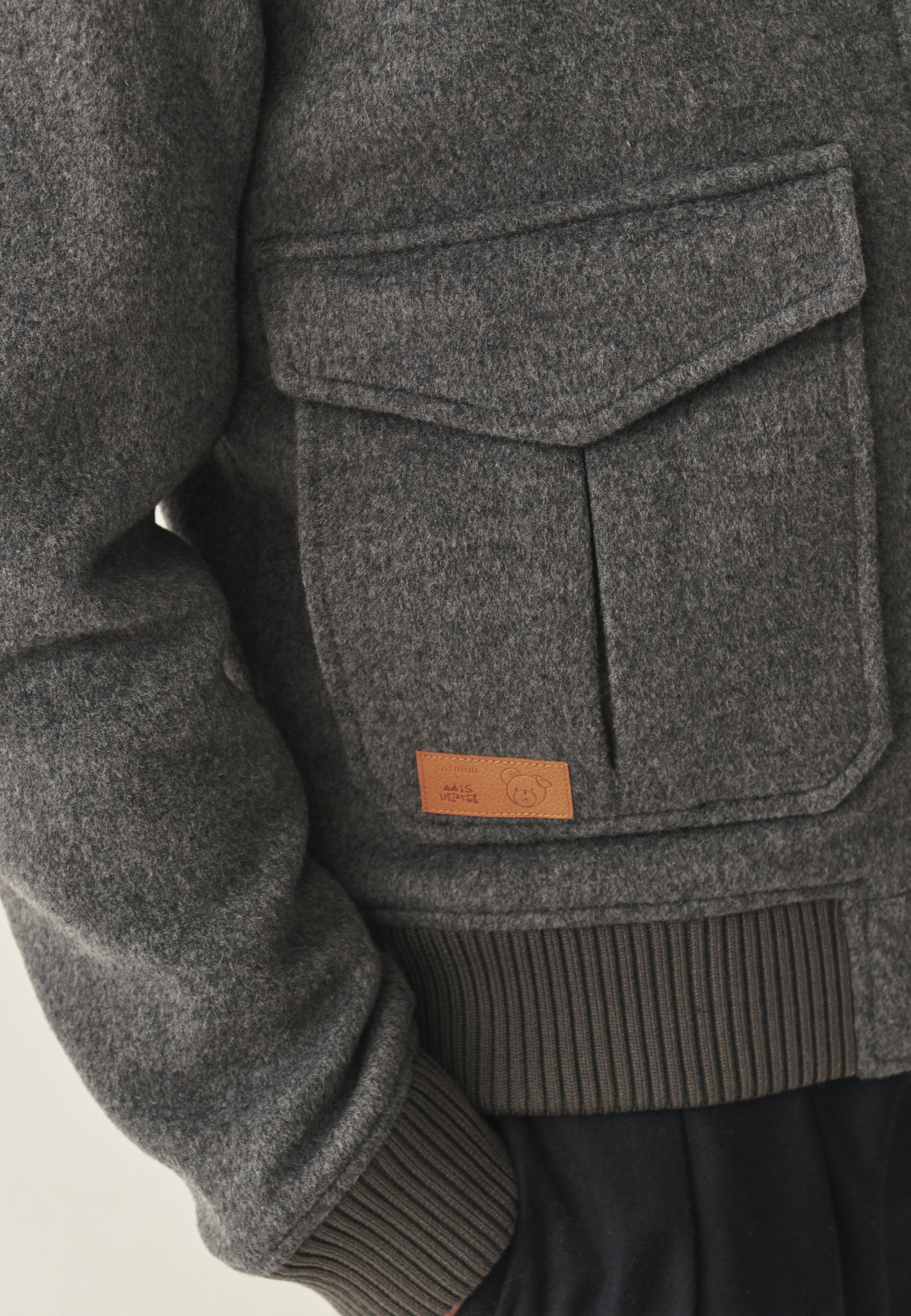 TKANINOWA KURTKA MĘSKA ZE STÓJKĄ I DUŻYMI KIESZENIAMI — MILES SZARY 2