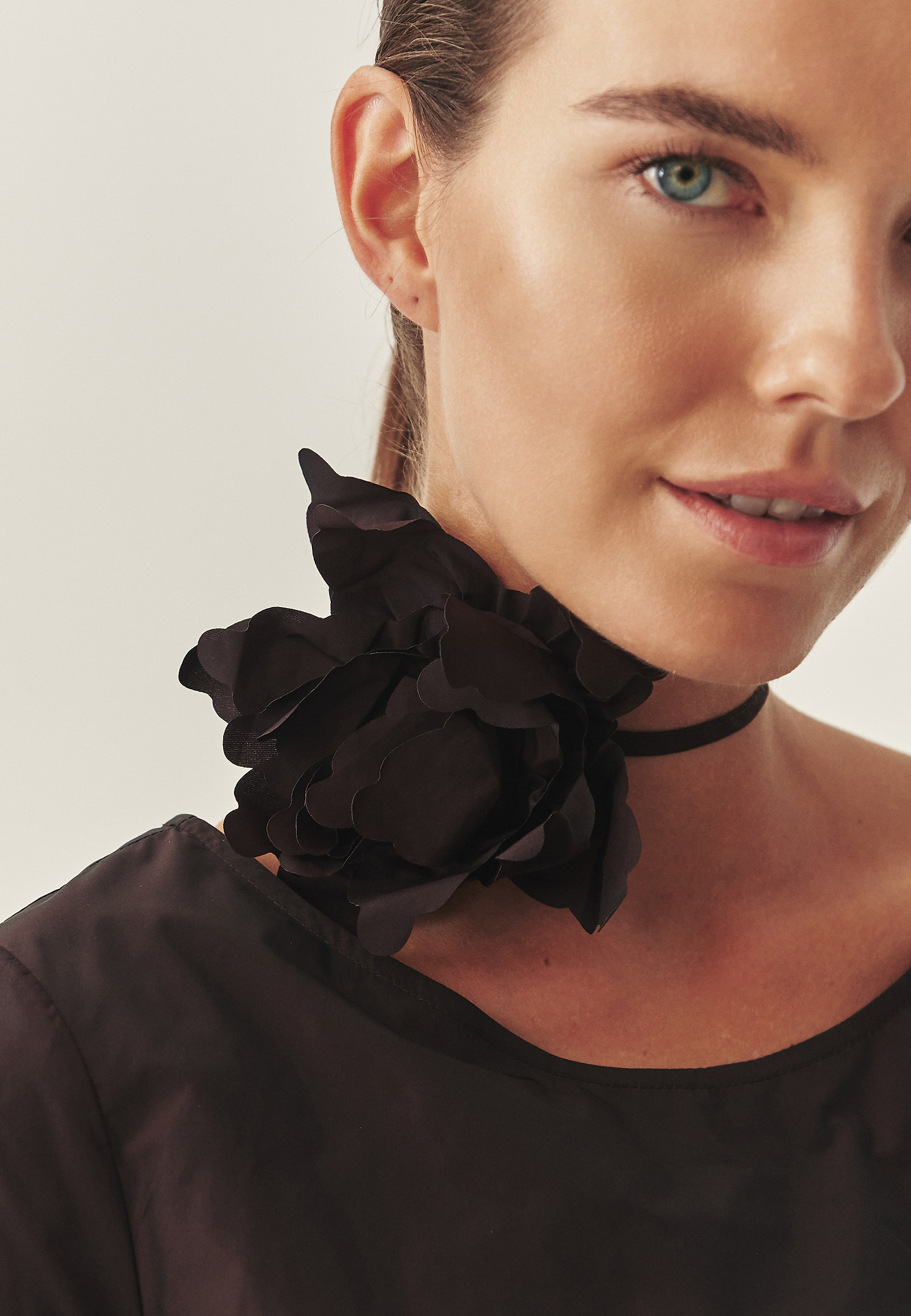 KRÁTKE ŠATY S KVETINOVÝM DEKORATÍVNYM ELEMENTOM - GRACI 1 KRÁTKE ŠATY S KVETINOVÝM DEKORATÍVNYM ELEMENTOM - GRACI 1 ČERVENÁ 118417