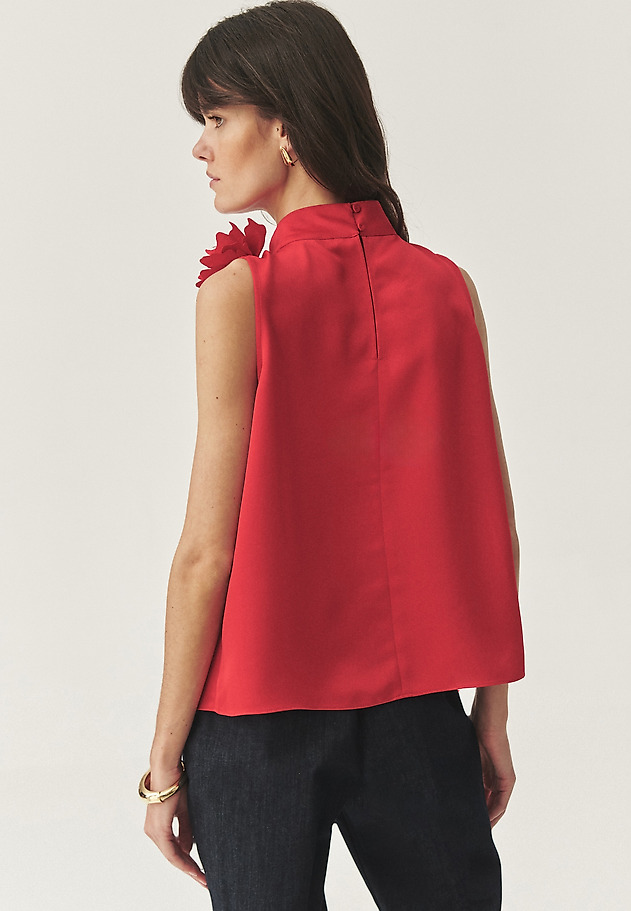 ELEGANTNA BLUZA Z FLORALNIM AKCENTOM - FLORIANA 1 ELEGANTNA BLUZA Z FLORALNIM AKCENTOM - FLORIANA 1 RDEČA 2