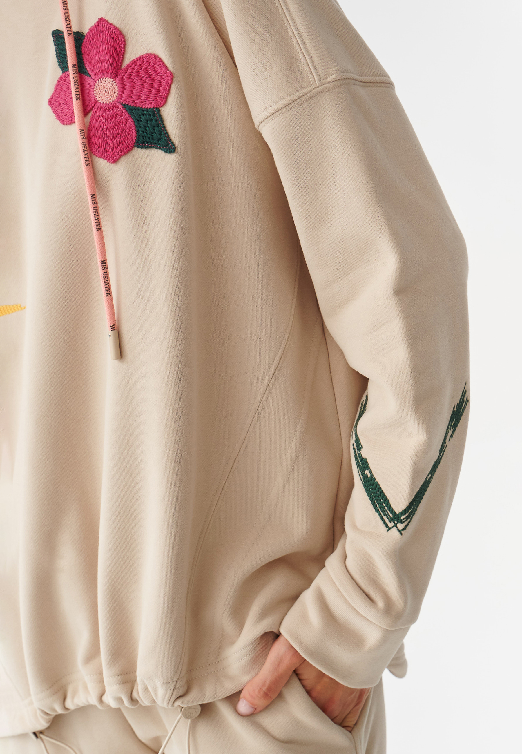 BLUZA DAMSKA Z WIELOBARWNYMI NASZYWKAMI I HAFTAMI JIRKA BEŻOWY 2