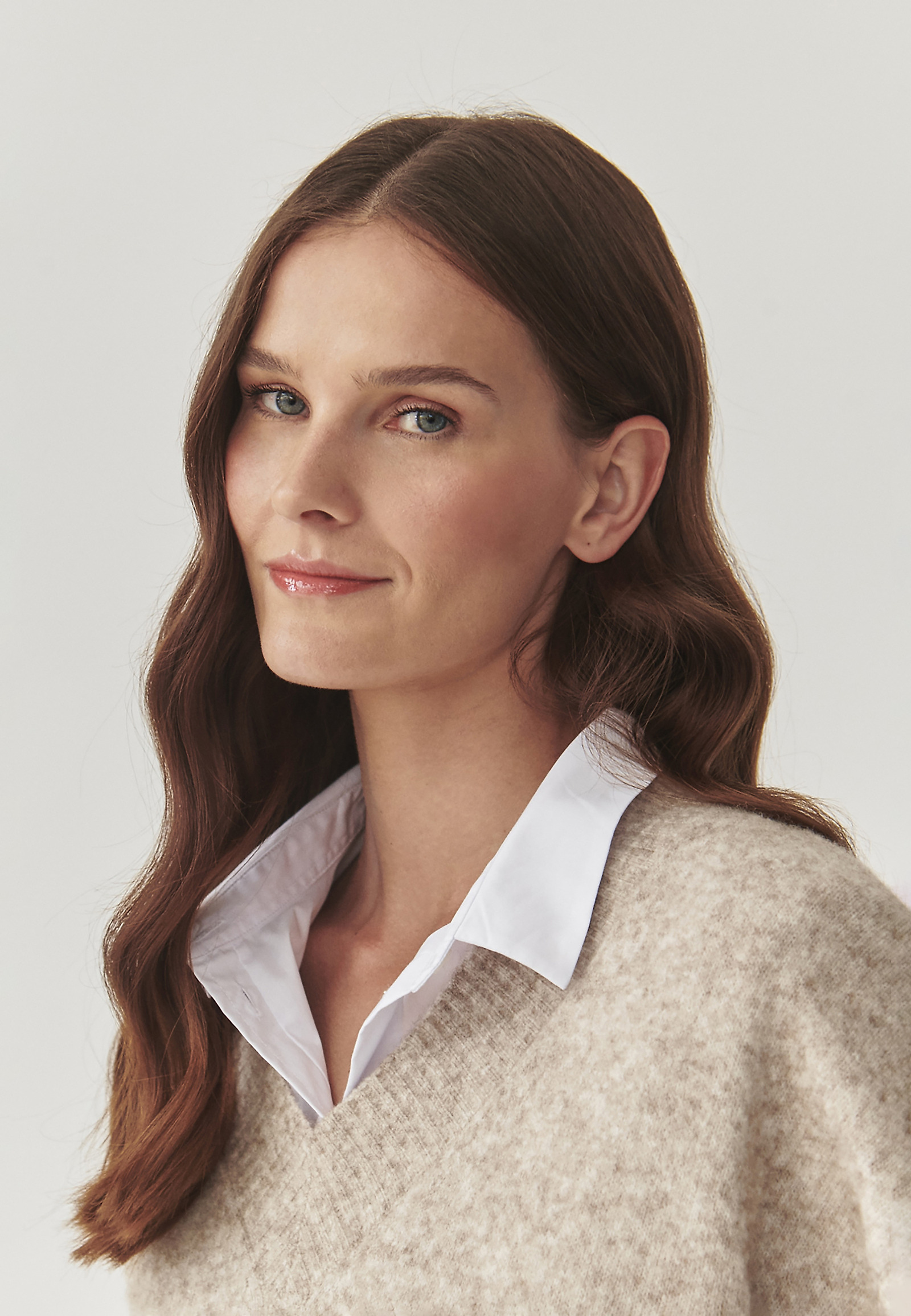 LADIES’ VEST WITH A V-SHAPED NECKLINE - SAKE LADIES’ VEST WITH A V-SHAPED NECKLINE - SAKE BEIGE 99364