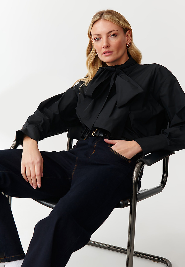 LADIES’ SHIRT WITH DECORATIVE BELT - KONKONA 1 LADIES’ SHIRT WITH DECORATIVE BELT - KONKONA 1 CZARNY 1