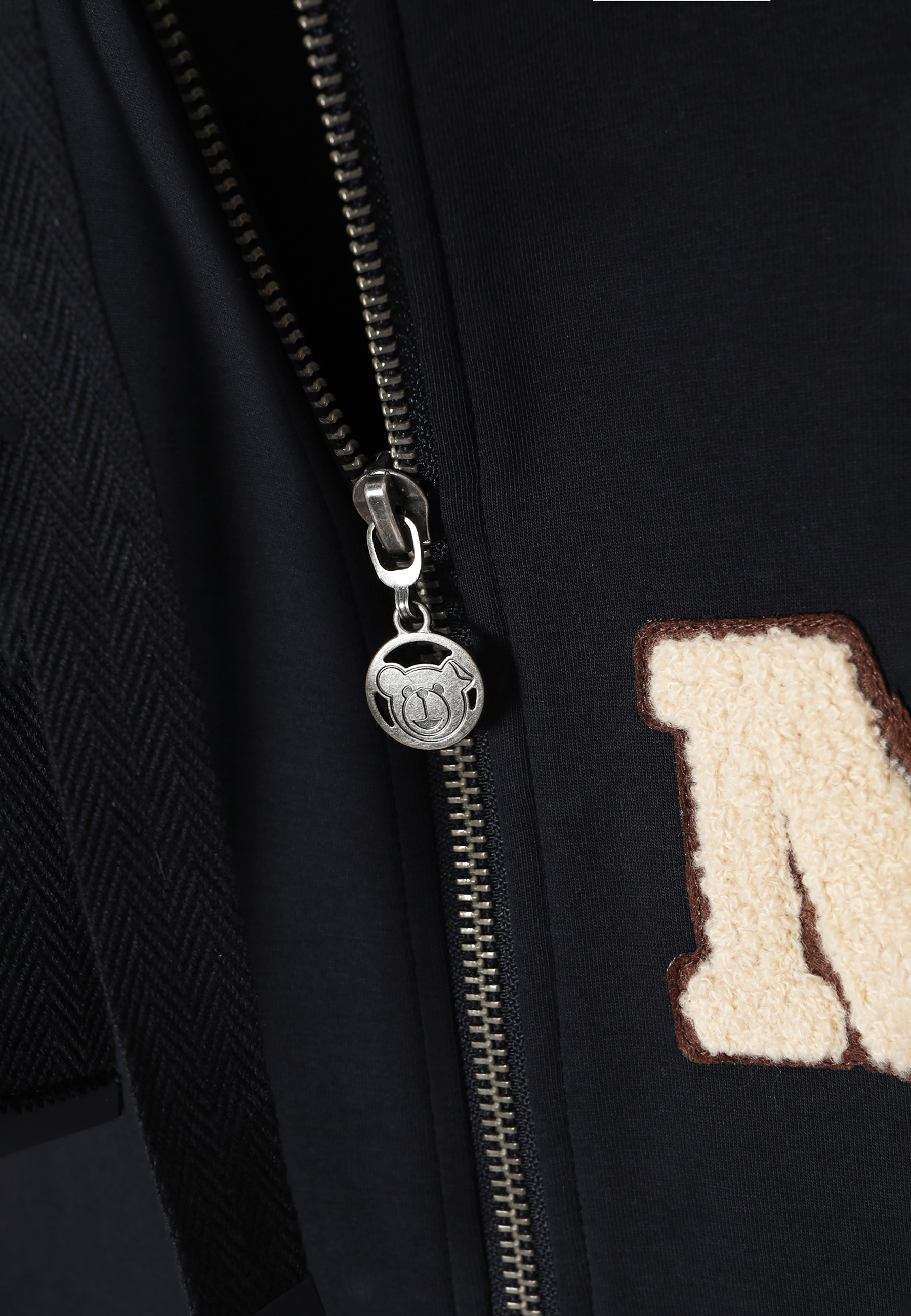 DÁMSKA ÚPLETOVÁ MIKINA NA ZIPS A S NÁŠIVKAMI A MOTÍVOM MACKA UŠKA – ENRIKA