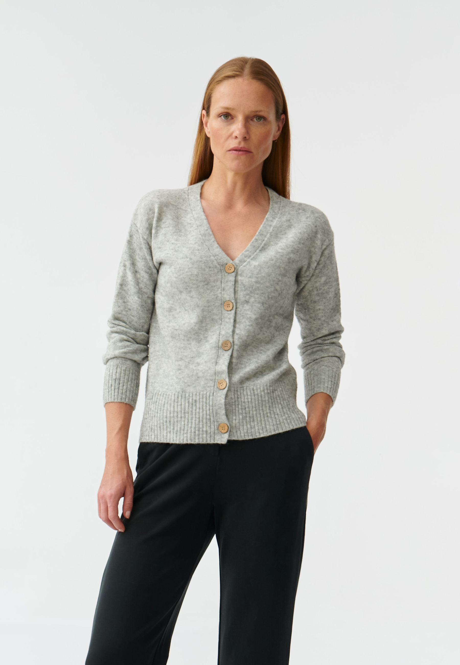 DÁMSKY SVETER S GOMBÍKMI A VÝSTRIHOM V TVARE V OKORO