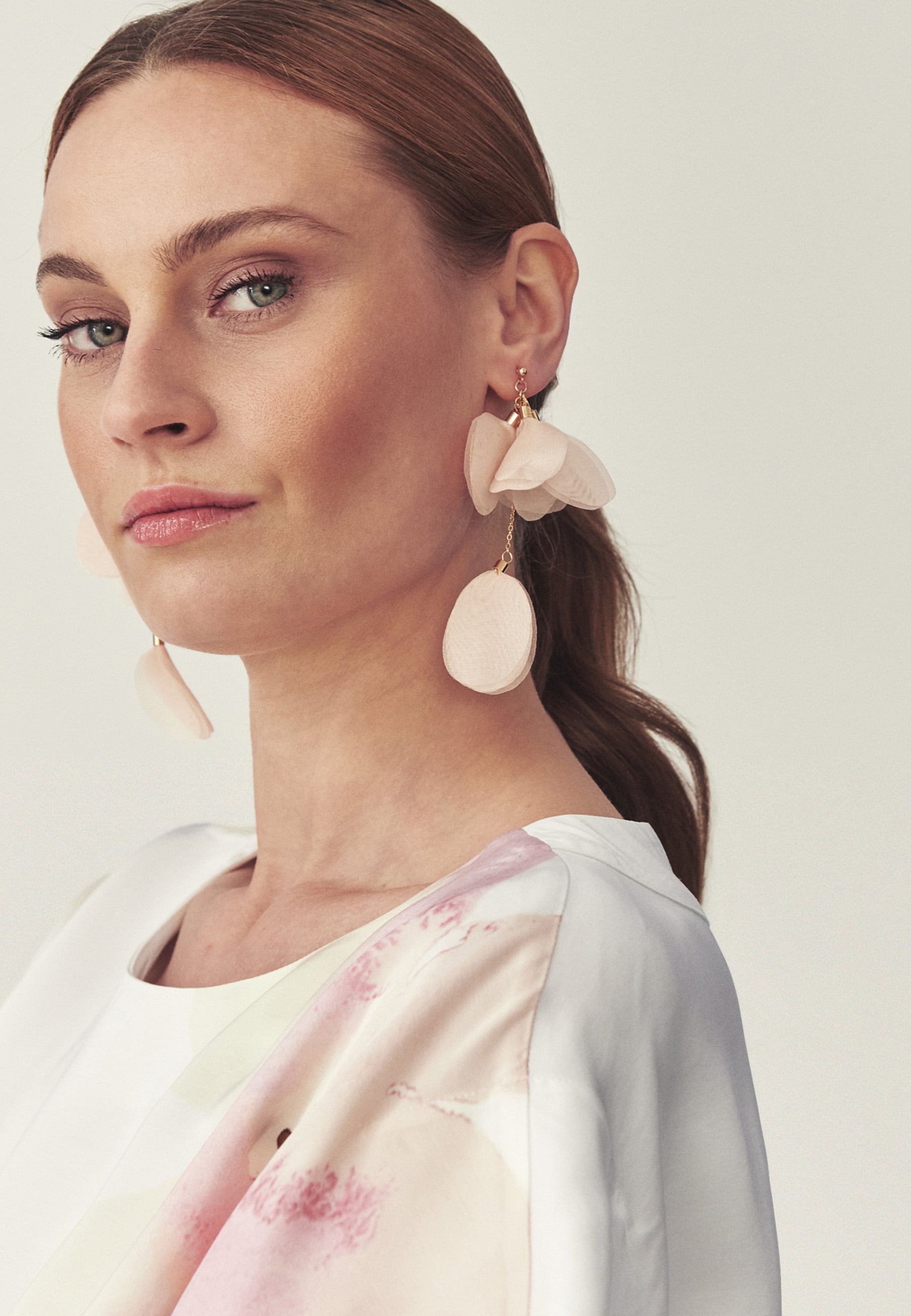 KOLCZYKI Z KWIATOWYM MOTYWEM - ISAVI ECRU 2