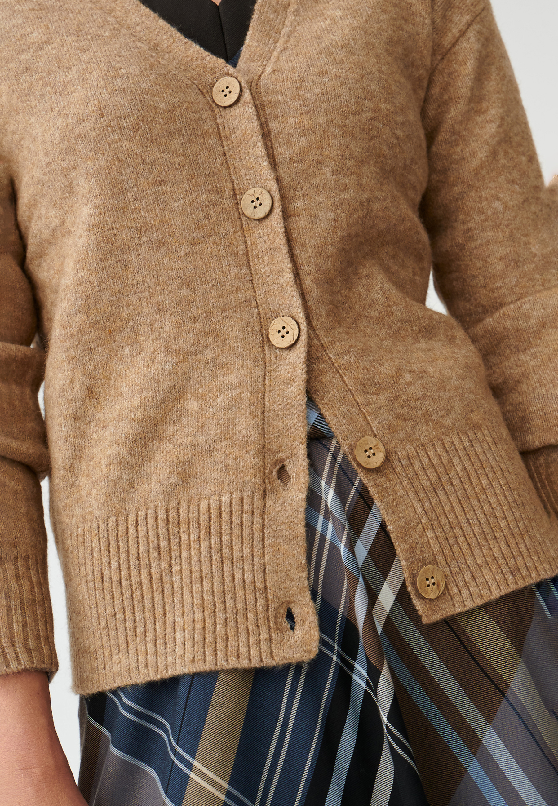 DÁMSKY SVETER S GOMBÍKMI A VÝSTRIHOM V TVARE V OKORO