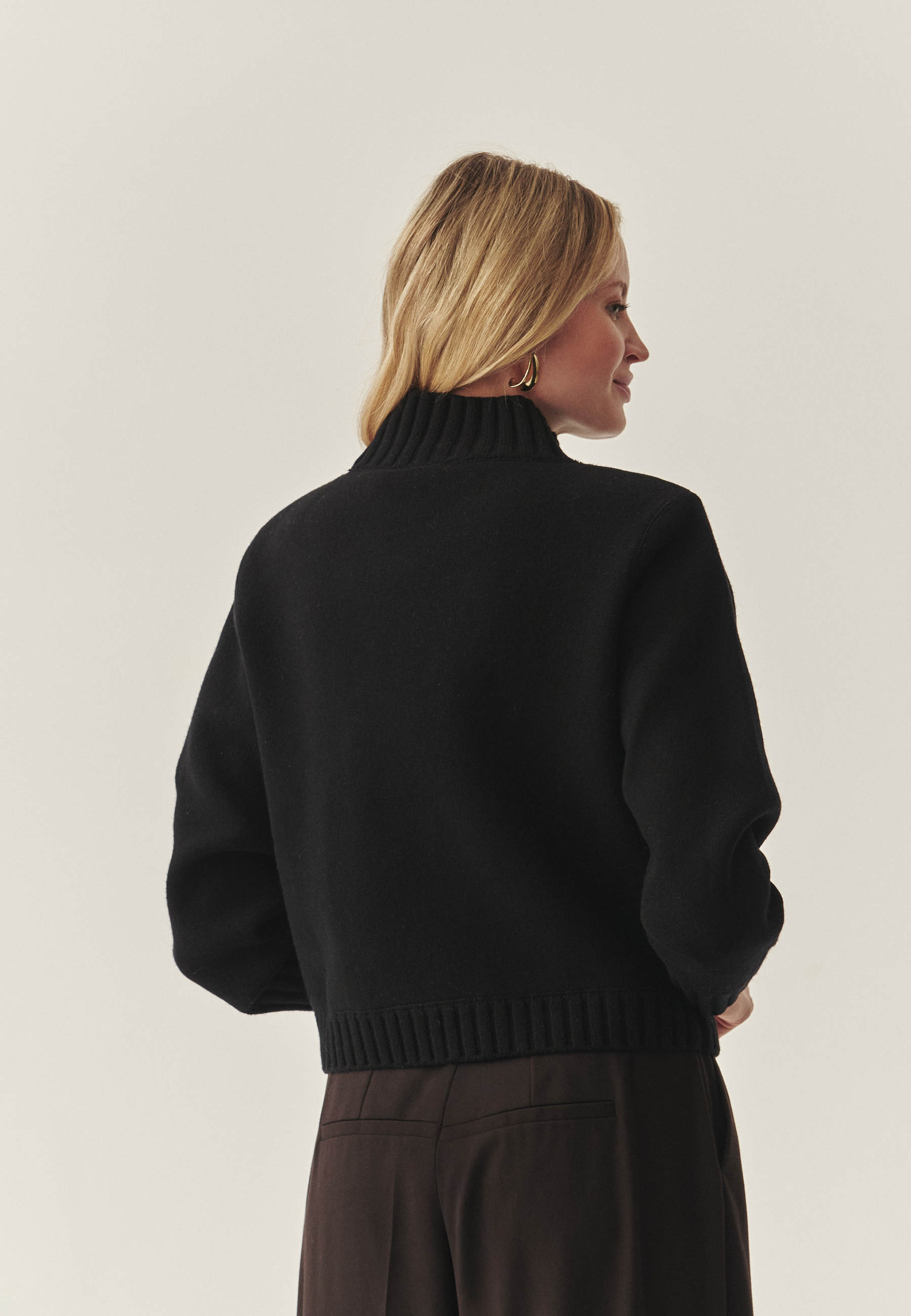 PULOVER DE DAMĂ OVERSIZE CU GULER SEMI-ÎNALT - MALMANA 1 NEGRU 2