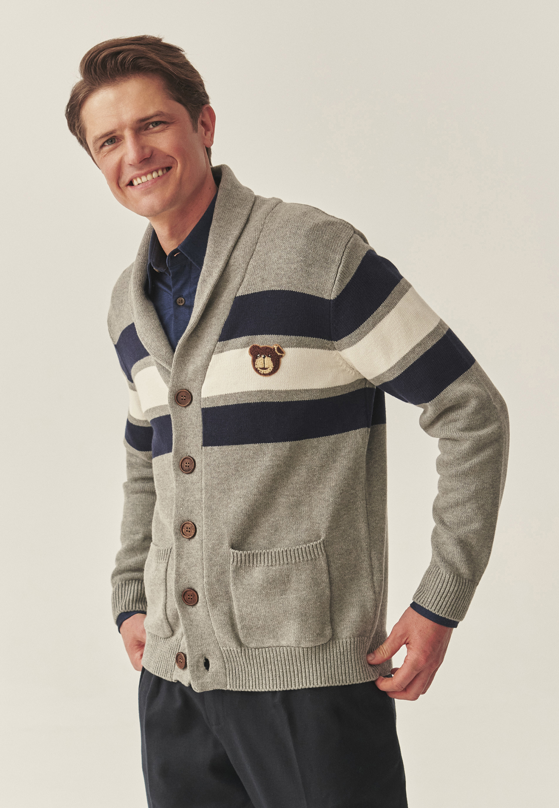 SWETER MĘSKI TYPU KARDIGAN Z NASZYWKĄ Z MISIEM USZATKIEM KORDIAN MULTIKOLOR 2