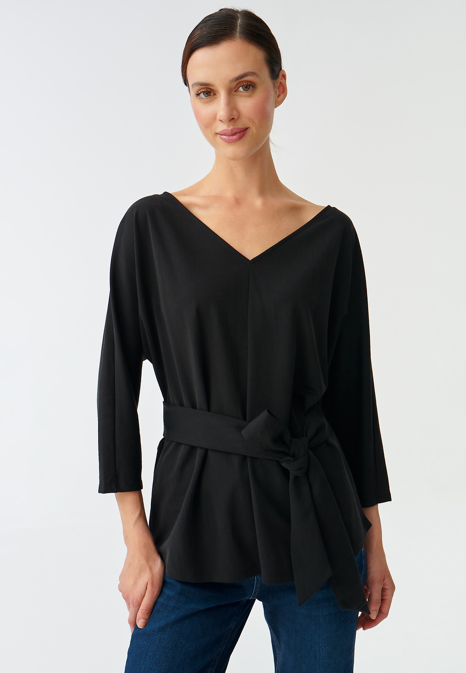 ŽENSKA BLUZA Z ZAVEZANIMI ROKAVI SZELO ŽENSKA BLUZA Z ZAVEZANIMI ROKAVI SZELO ČRNA 89830