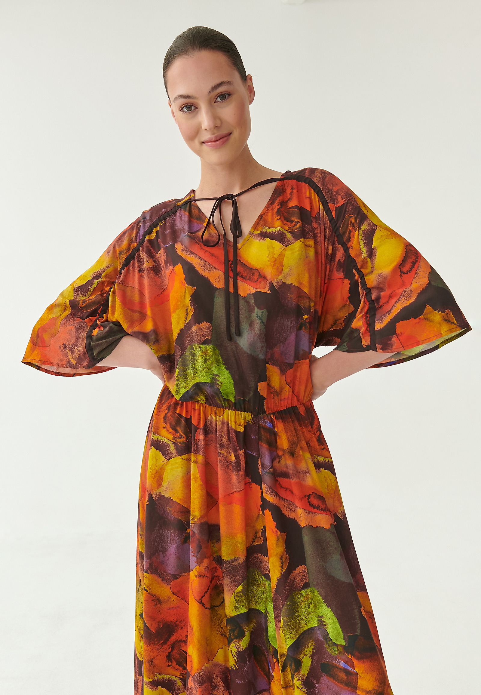 DÁMSKÉ MIDI ŠATY S VÁZÁNÍM PEZANI DÁMSKÉ MIDI ŠATY S VÁZÁNÍM PEZANI VÍCEBAREVNÝ 81058