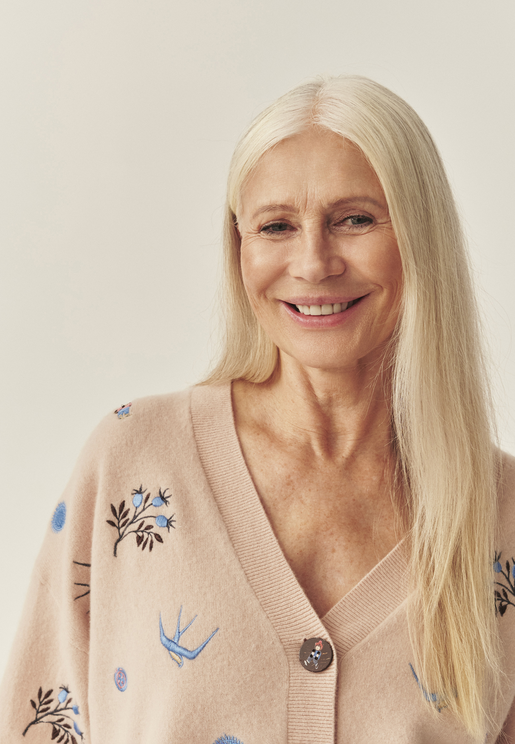 WEŁNIANY KARDIGAN Z BAJKOWYMI HAFTAMI - TEDA BEŻOWY 2