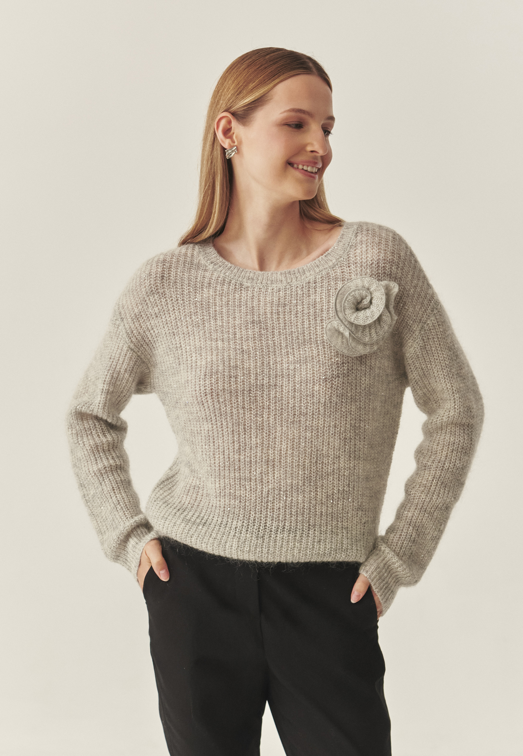 DÁMSKY SVETER Z PRIADZE S OZDOBNÝM KVETINOVÝM PRVKOM – CLAIRE STRIEBORNÁ 2