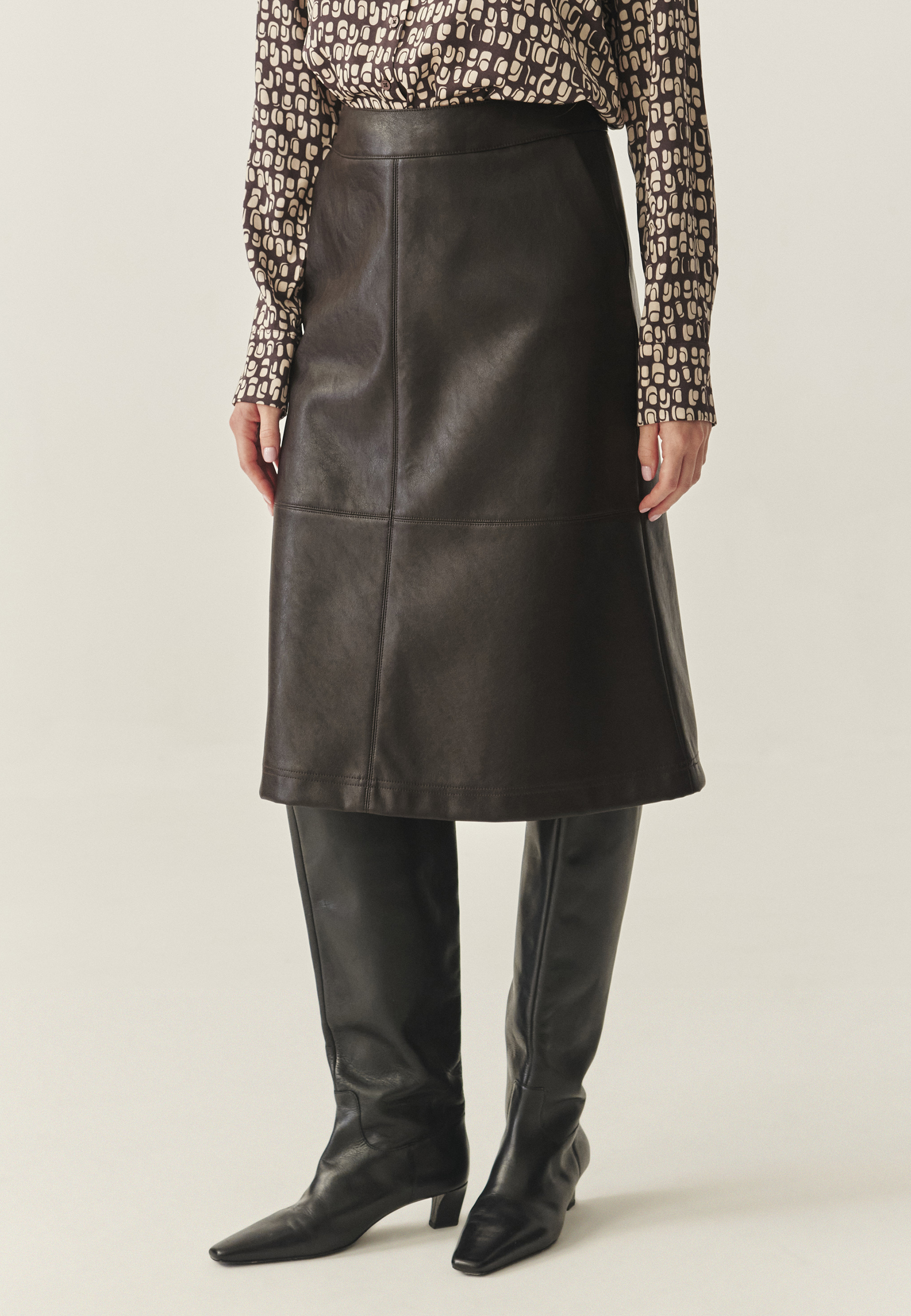 SPÓDNICA MIDI Z IMITACJI SKÓRY - SANO BRĄZOWY 2