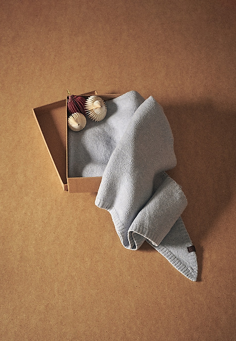 TRÓJKĄTNY SZALIK Z DOMIESZKĄ WEŁNY - SNUGA 2 TRÓJKĄTNY SZALIK Z DOMIESZKĄ WEŁNY - SNUGA 2