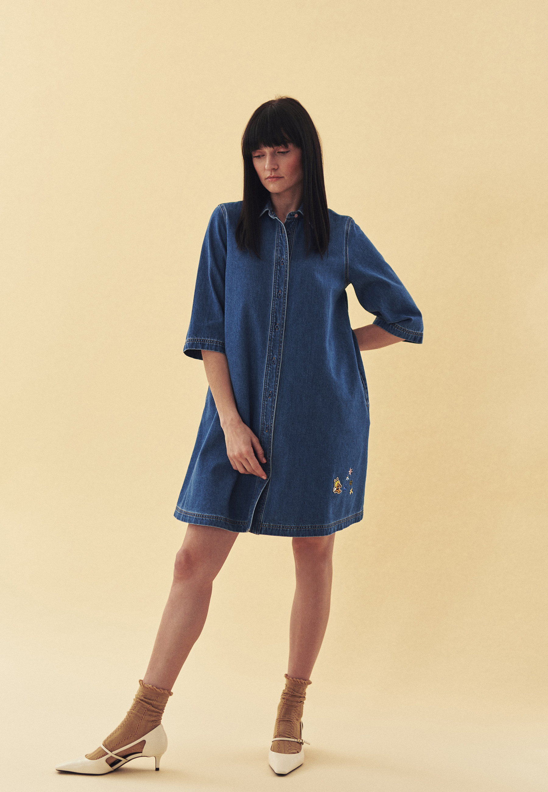 DŽÍNOVÉ ŠATY S VÝŠIVKAMI – TAJA