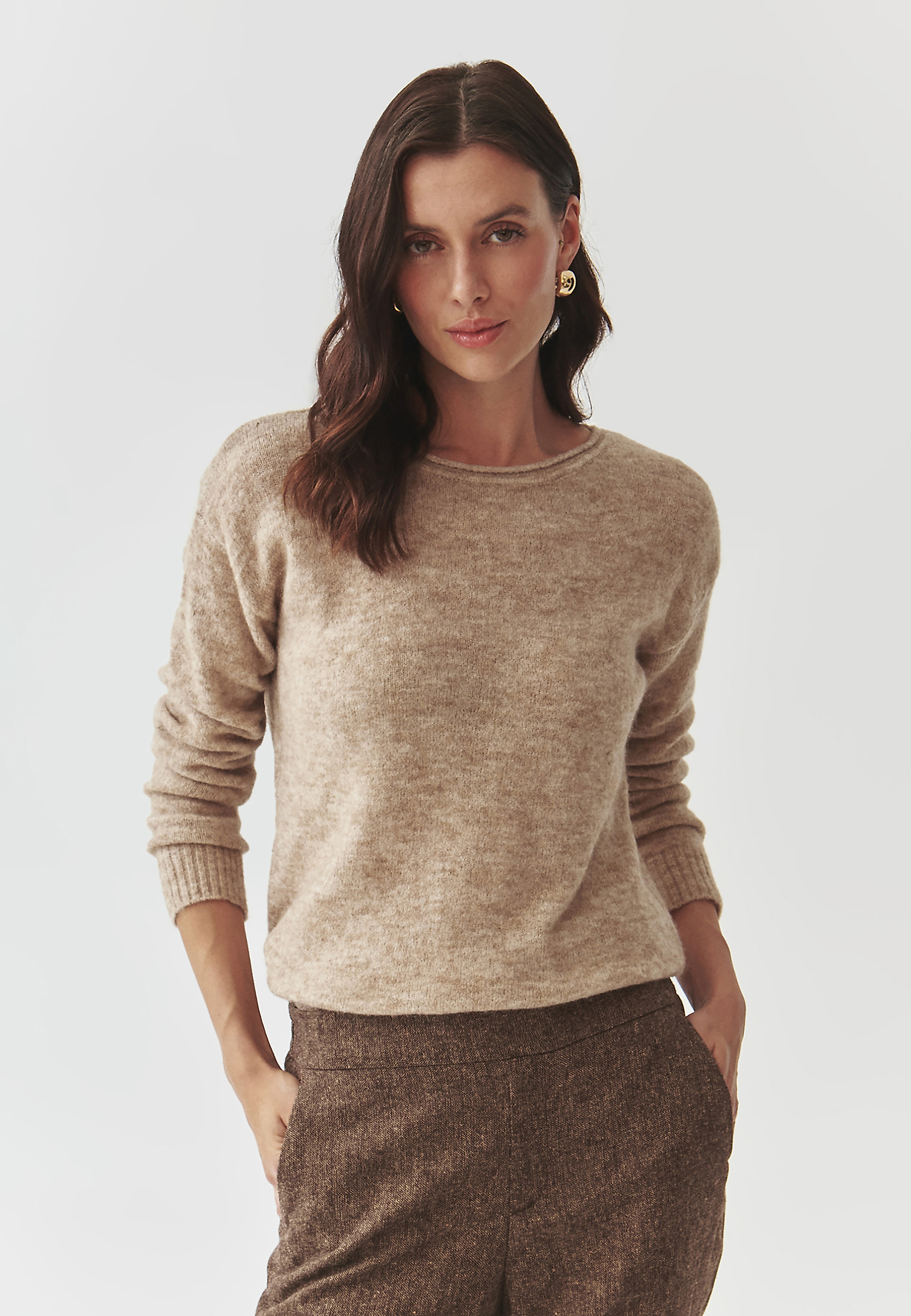 KLASYCZNY SWETER DAMSKI Z DEKOLTEM W ŁÓDKĘ — FLUFKO KLASYCZNY SWETER DAMSKI Z DEKOLTEM W ŁÓDKĘ — FLUFKO BEŻOWY 101380