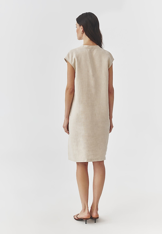 LADIES’ LINEN DRESS WITH A DECORATIVE FLAP - AWITALIA 1 LADIES’ LINEN DRESS WITH A DECORATIVE FLAP - AWITALIA 1 BEŻOWY 4
