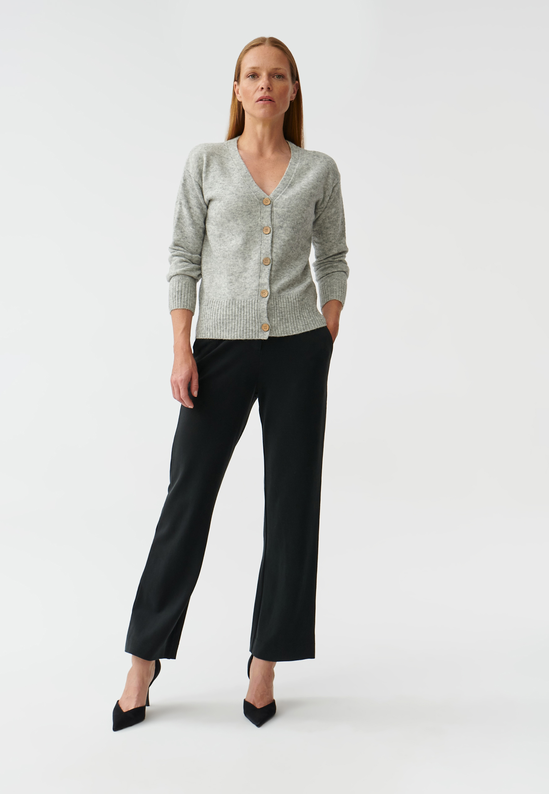 DÁMSKY SVETER S GOMBÍKMI A VÝSTRIHOM V TVARE V OKORO