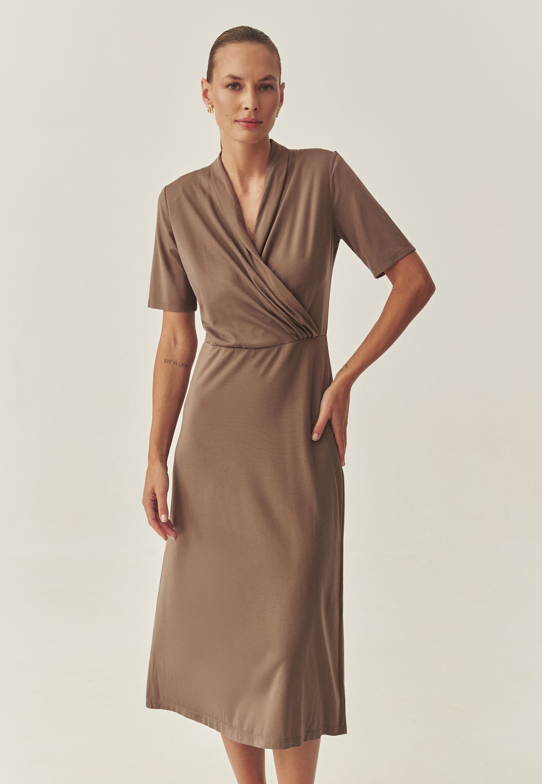 ROCHIE TRICOTATĂ, CU DECOLTEU TIP PLIC - JOE BEJ 2