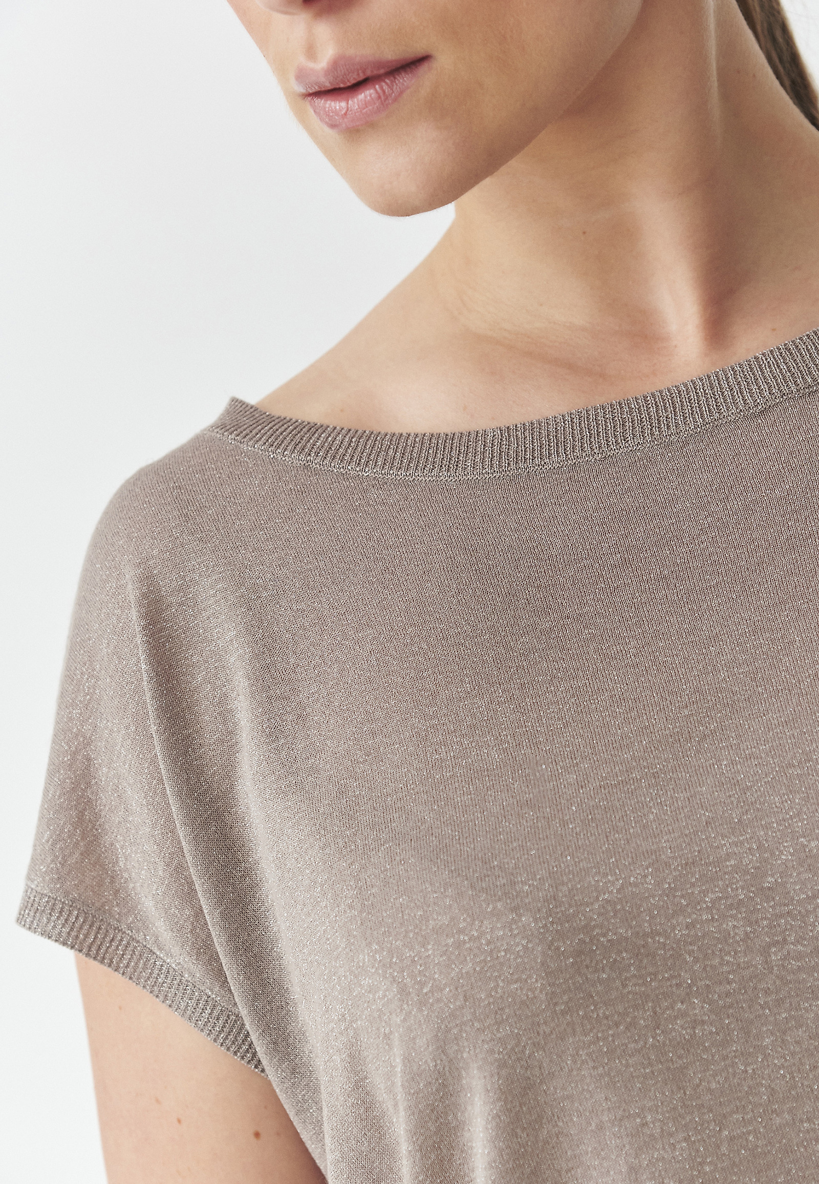 WISKOZOWY SWETER Z METALIZOWANYM WŁÓKNEM — GOLDIE WISKOZOWY SWETER Z METALIZOWANYM WŁÓKNEM — GOLDIE BEŻOWY 105246