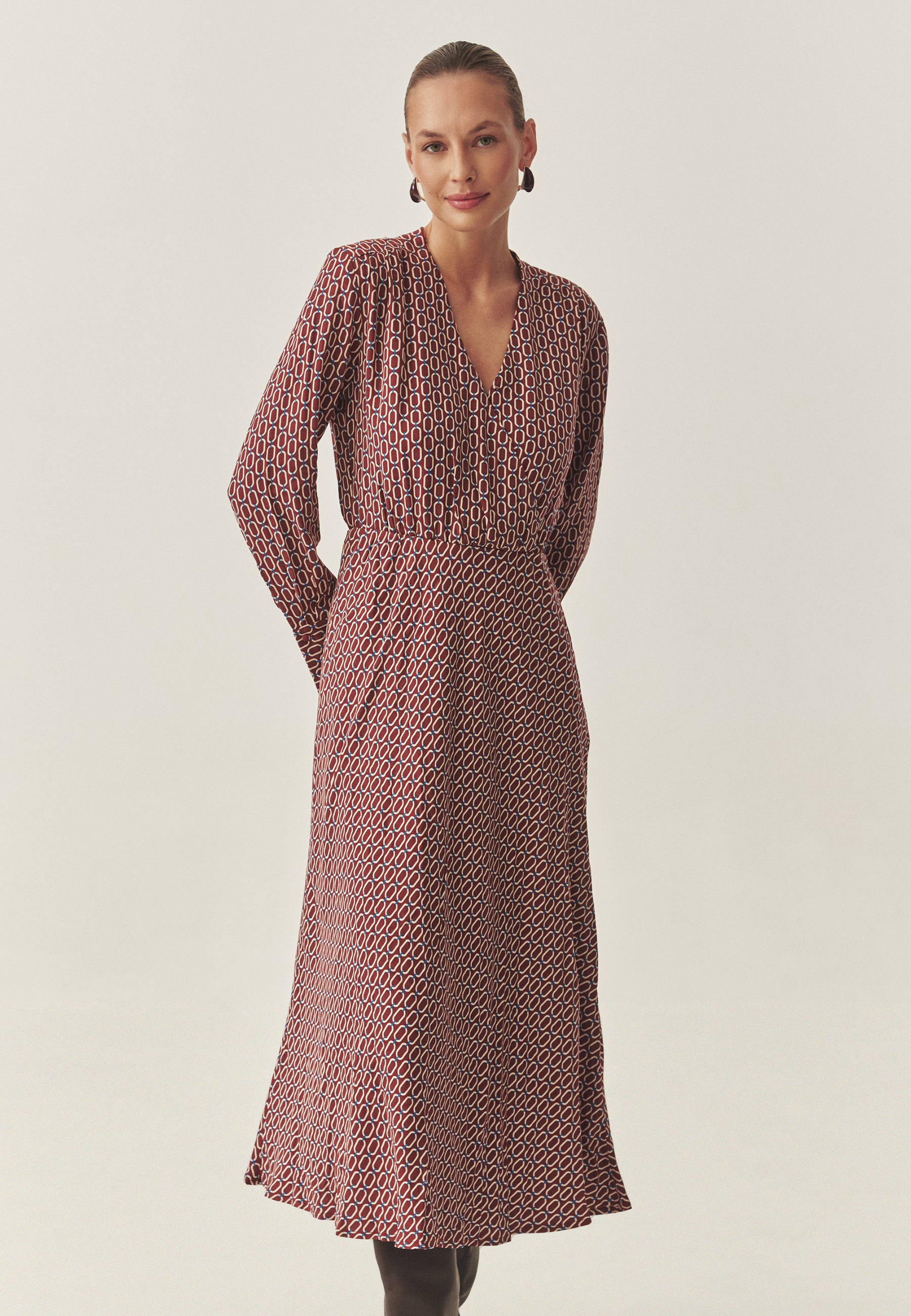 MIDI OBLEKA IZ BLAGA Z IZREZOM V OBLIKI OVOJNICE IN OBLIKOVALSKIM VZORCEM - DEBERA VEČBARVNA 2