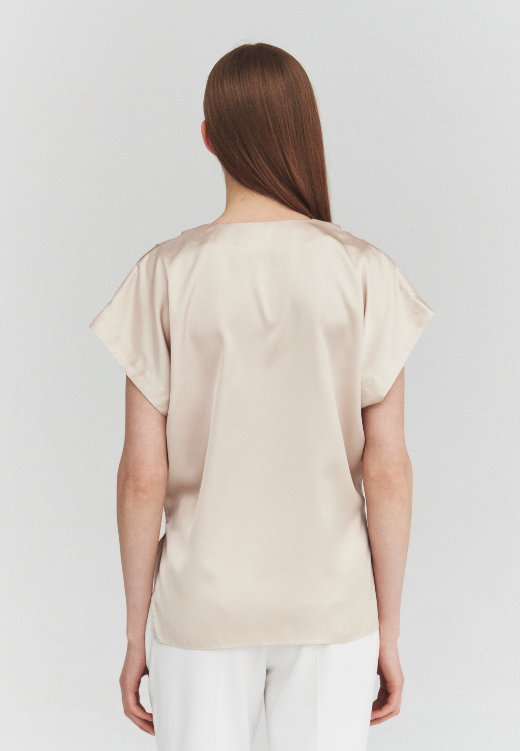 SATÉNOVÁ HALENKA S KRÁTKÝMI RUKÁVY – NARIE bezowy 2