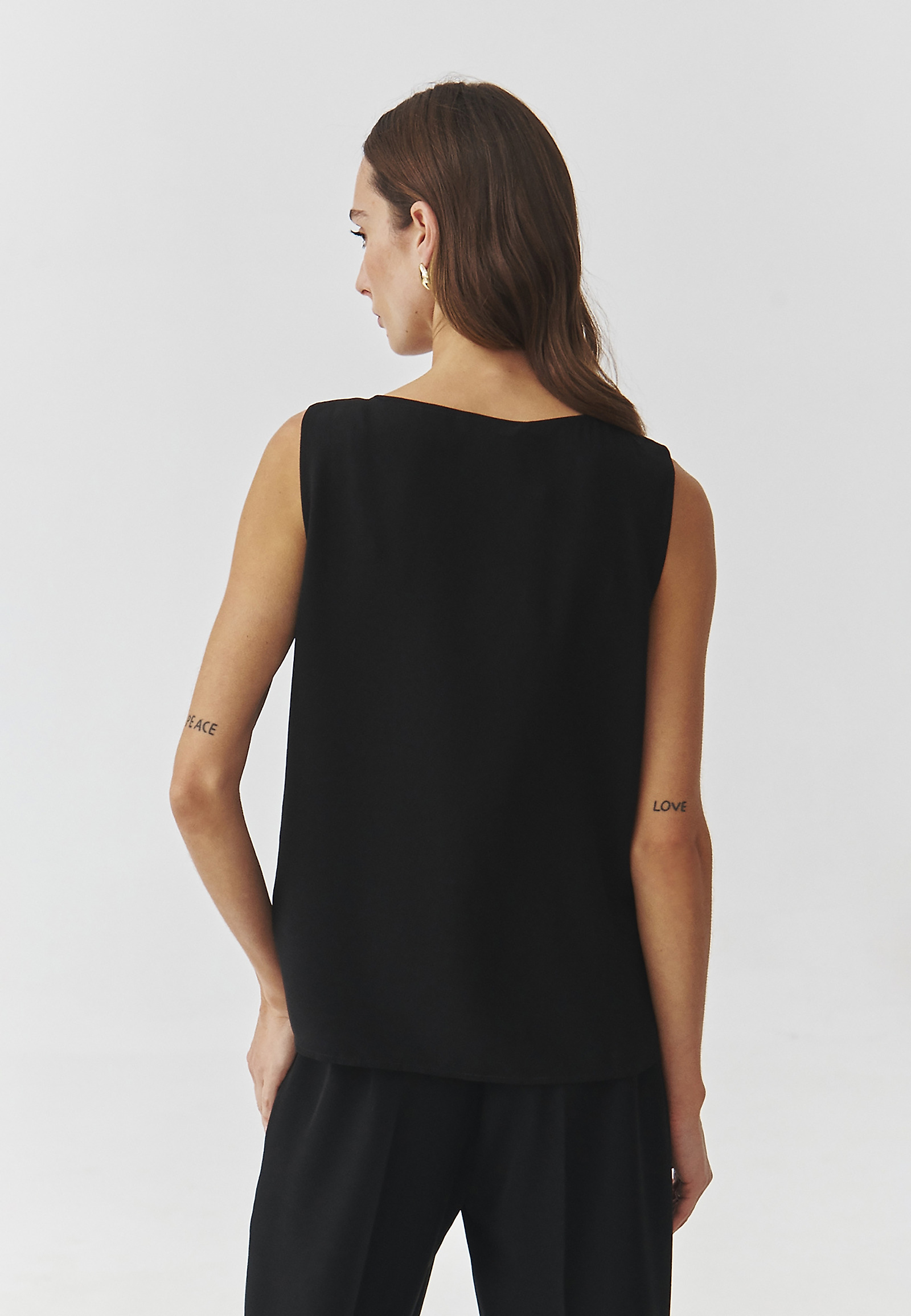 TKANA ŽENSKA BLUZA Z BLEŠČICAMI - SERKONI TKANA ŽENSKA BLUZA Z BLEŠČICAMI - SERKONI ČRNA 102647