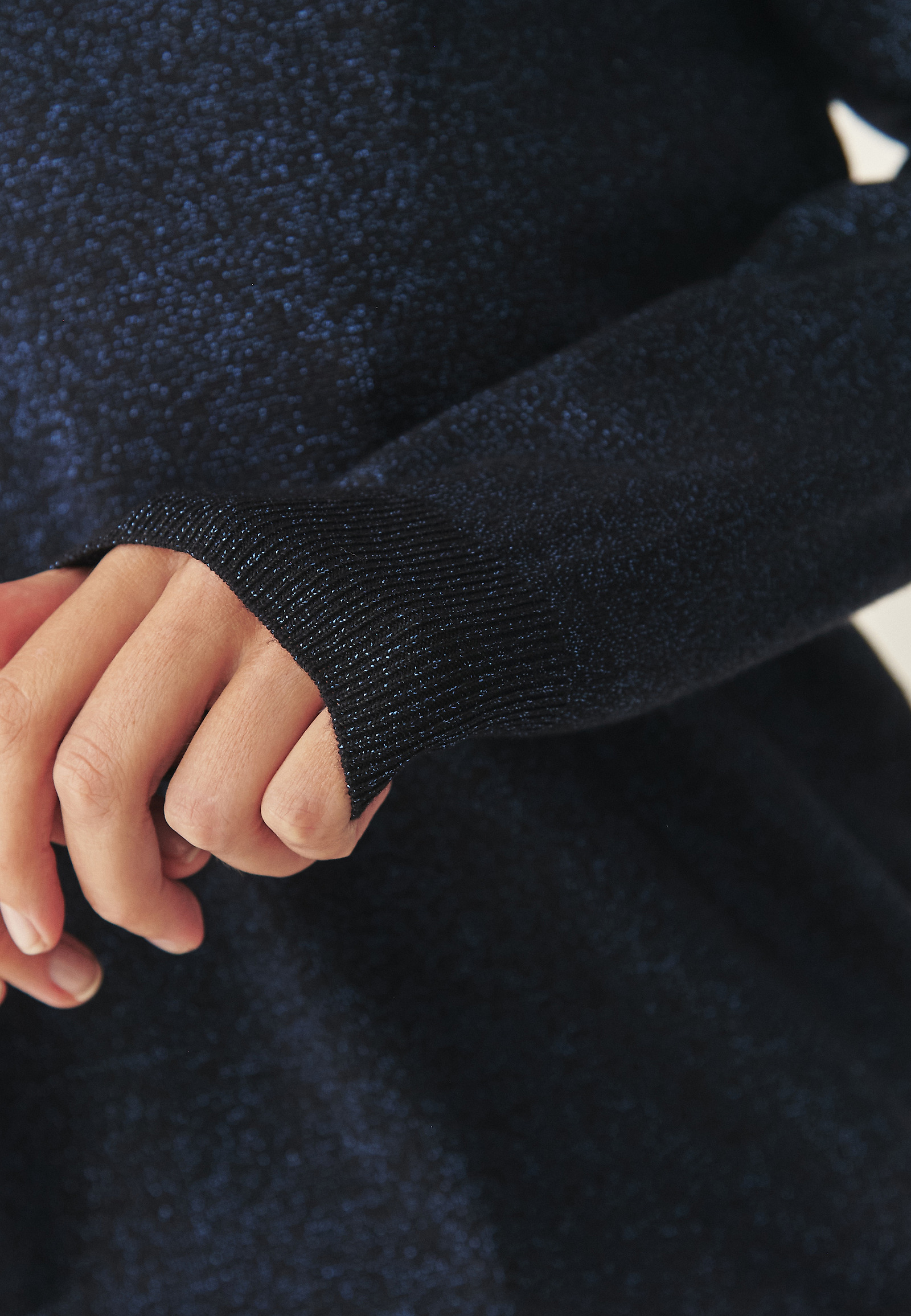 KLASYCZNY DAMSKI SWETER Z DEKOLTEM TYPU „V” I BŁYSZCZĄCĄ PRZĘDZĄ — FLARE KLASYCZNY DAMSKI SWETER Z DEKOLTEM TYPU „V” I BŁYSZCZĄCĄ PRZĘDZĄ — FLARE GRANATOWY 118738