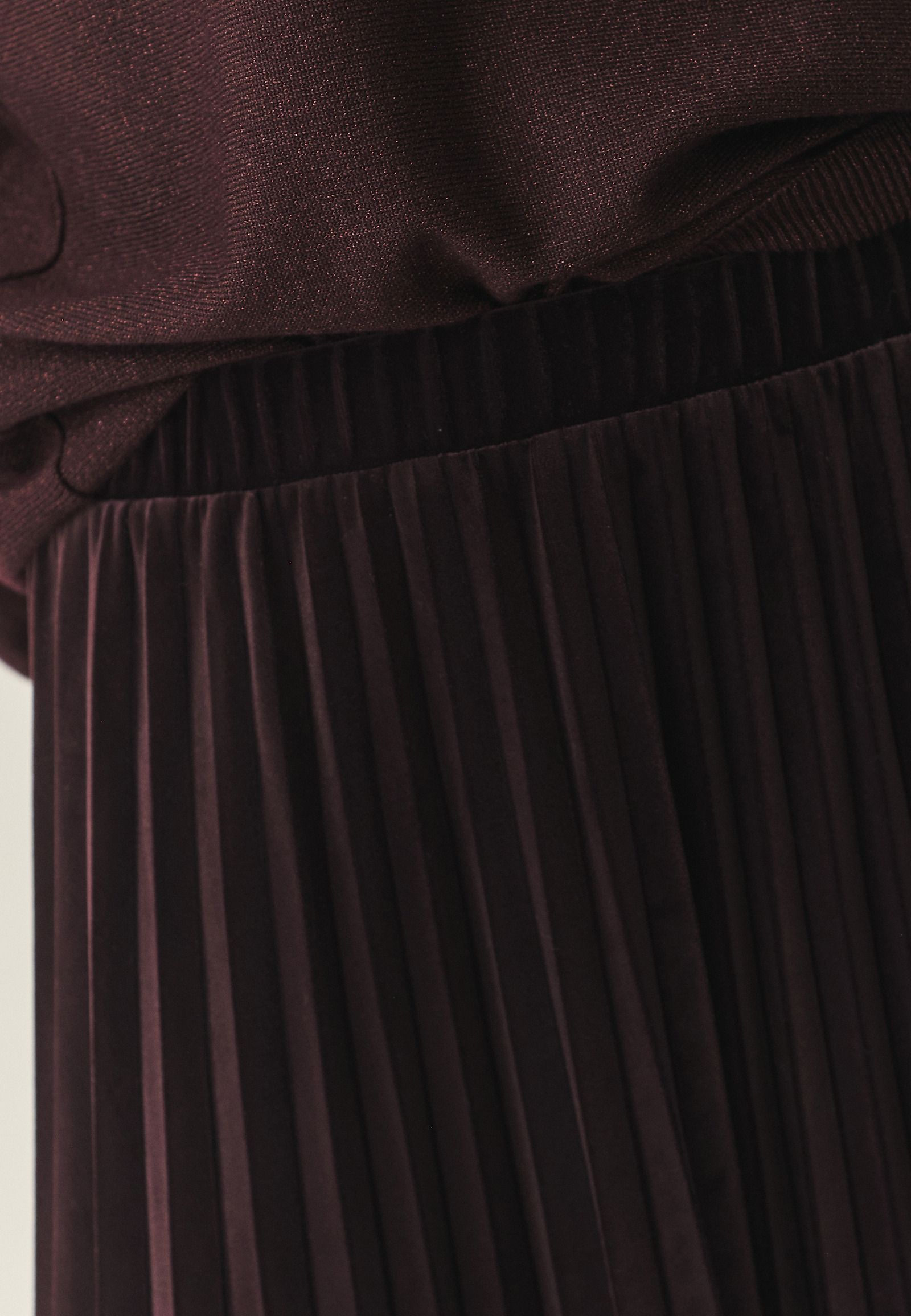 PLEATED MID-LENGTH VELOUR SKIRT - LAMARA 1 PLEATED MID-LENGTH VELOUR SKIRT - LAMARA 1 RED 118877