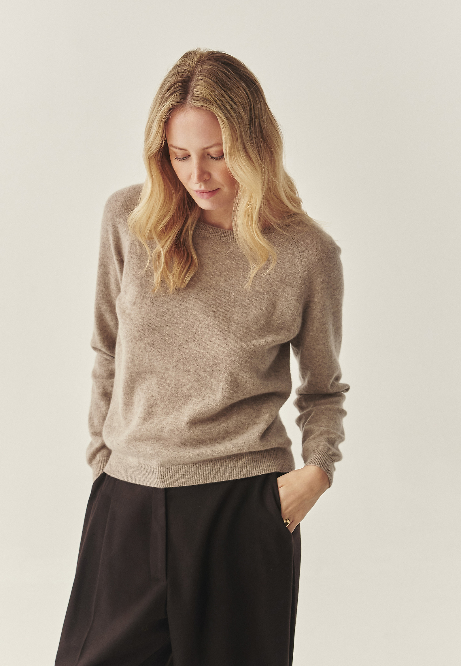 KASZMIROWY SWETER - PRESLEY KASZMIROWY SWETER - PRESLEY BEŻOWY 117453