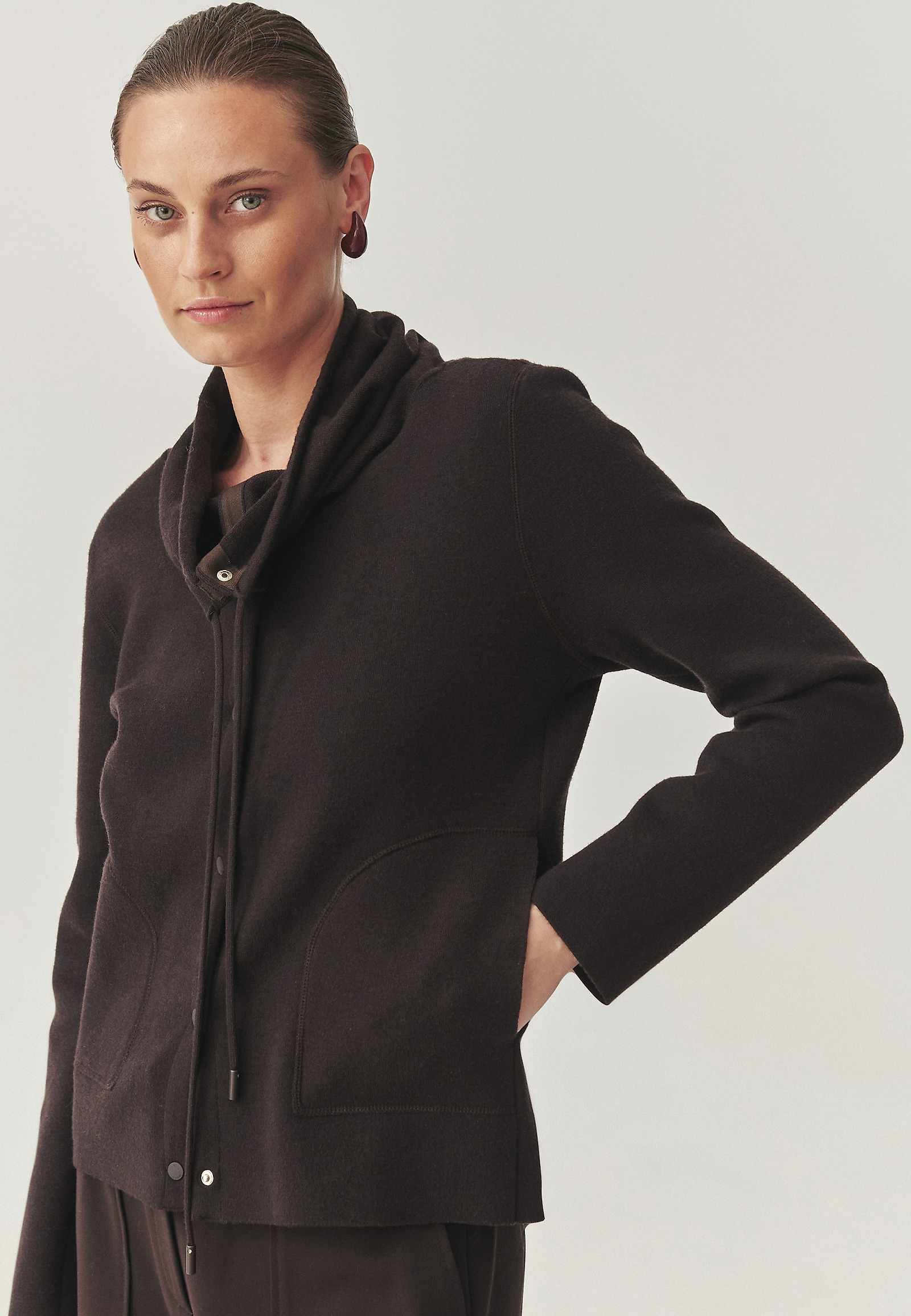 SVETR S NASTAVITELNÝM STOJÁČKEM – MARTENA SVETR S NASTAVITELNÝM STOJÁČKEM – MARTENA HNĚDÁ 115218