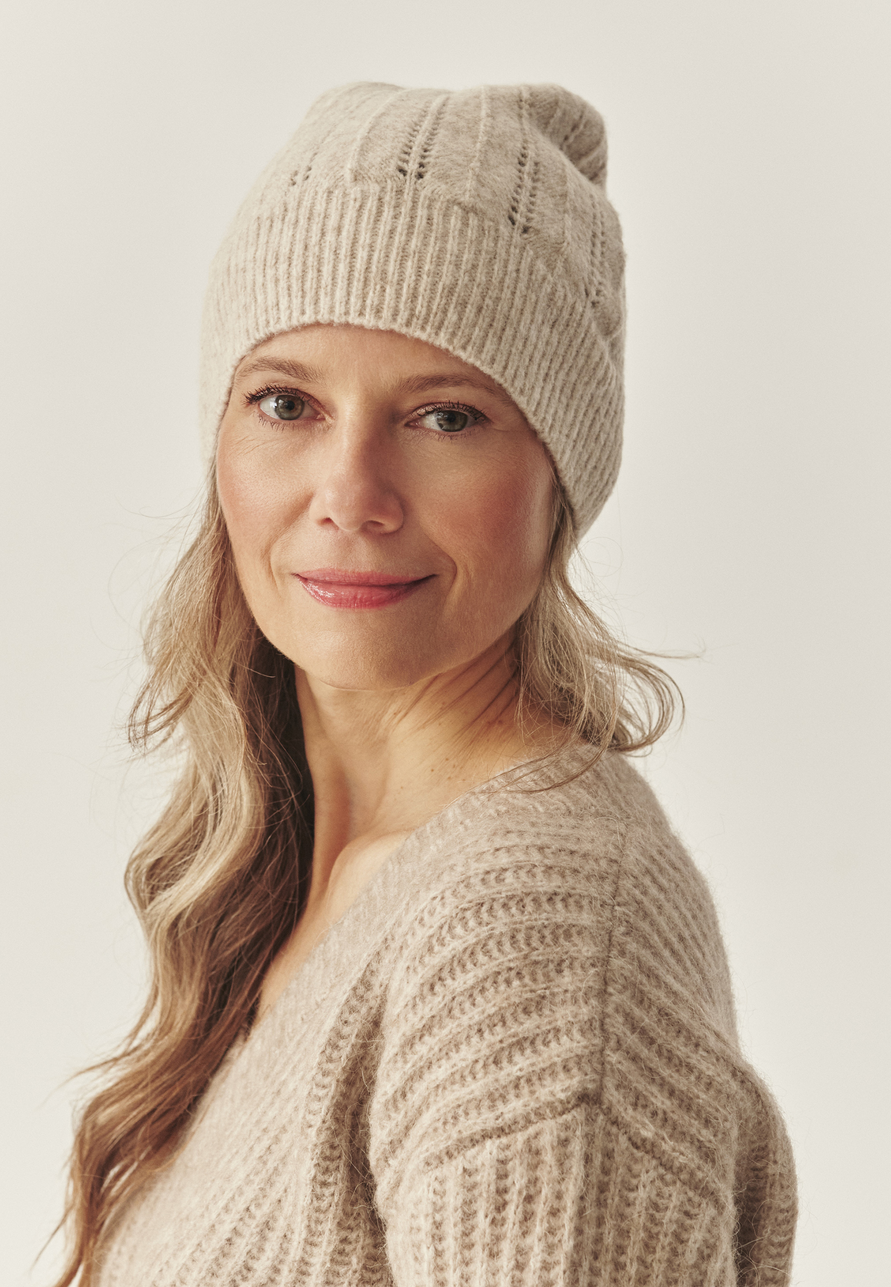 KRÉMOVÁ ČEPICE SE STRUKTUROVANÝM VZOREM – DERA 1 BÉŽOVÁ 2