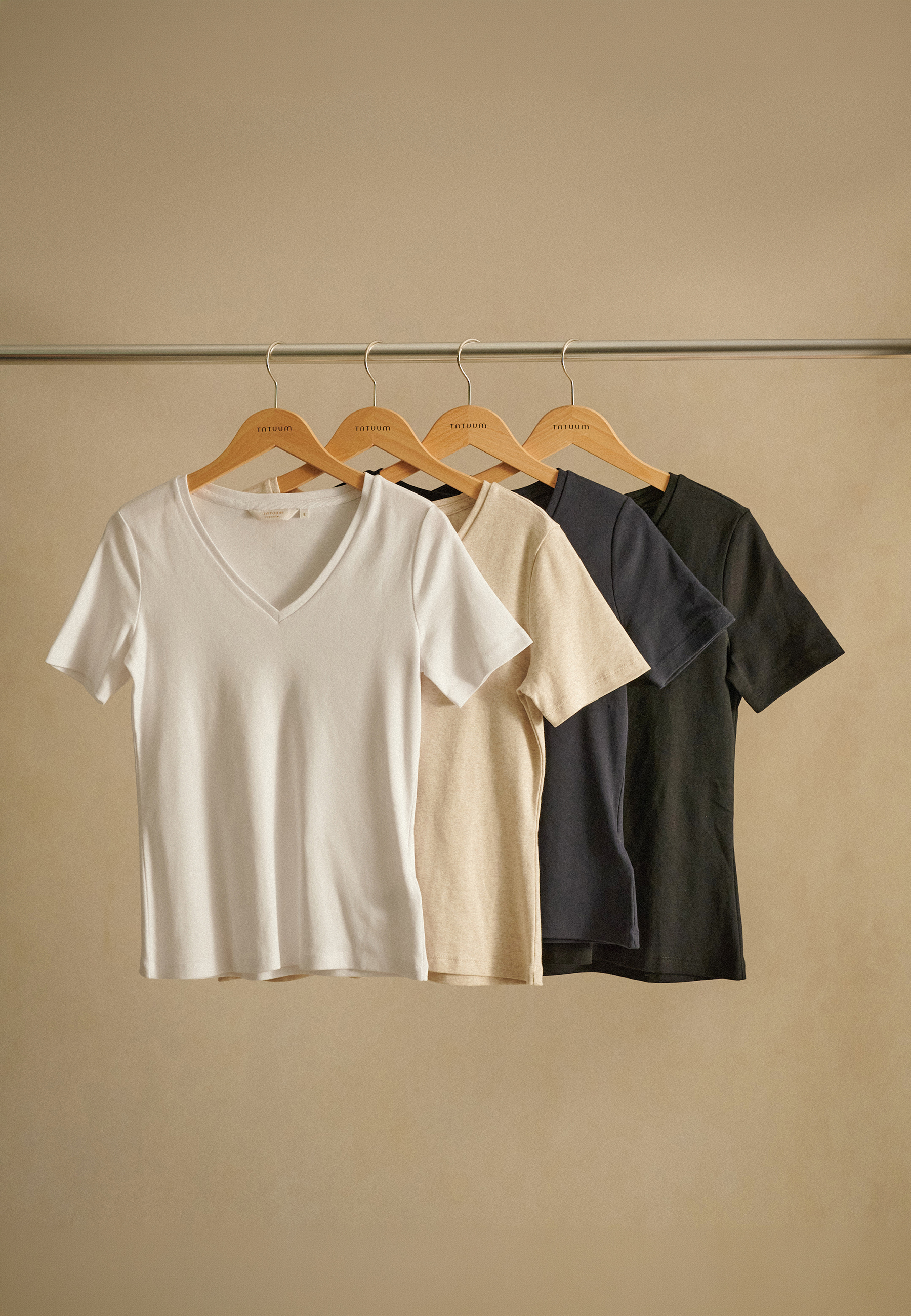 PŘILÉHAVÉ BAVLNĚNÉ TRIČKO – FINI