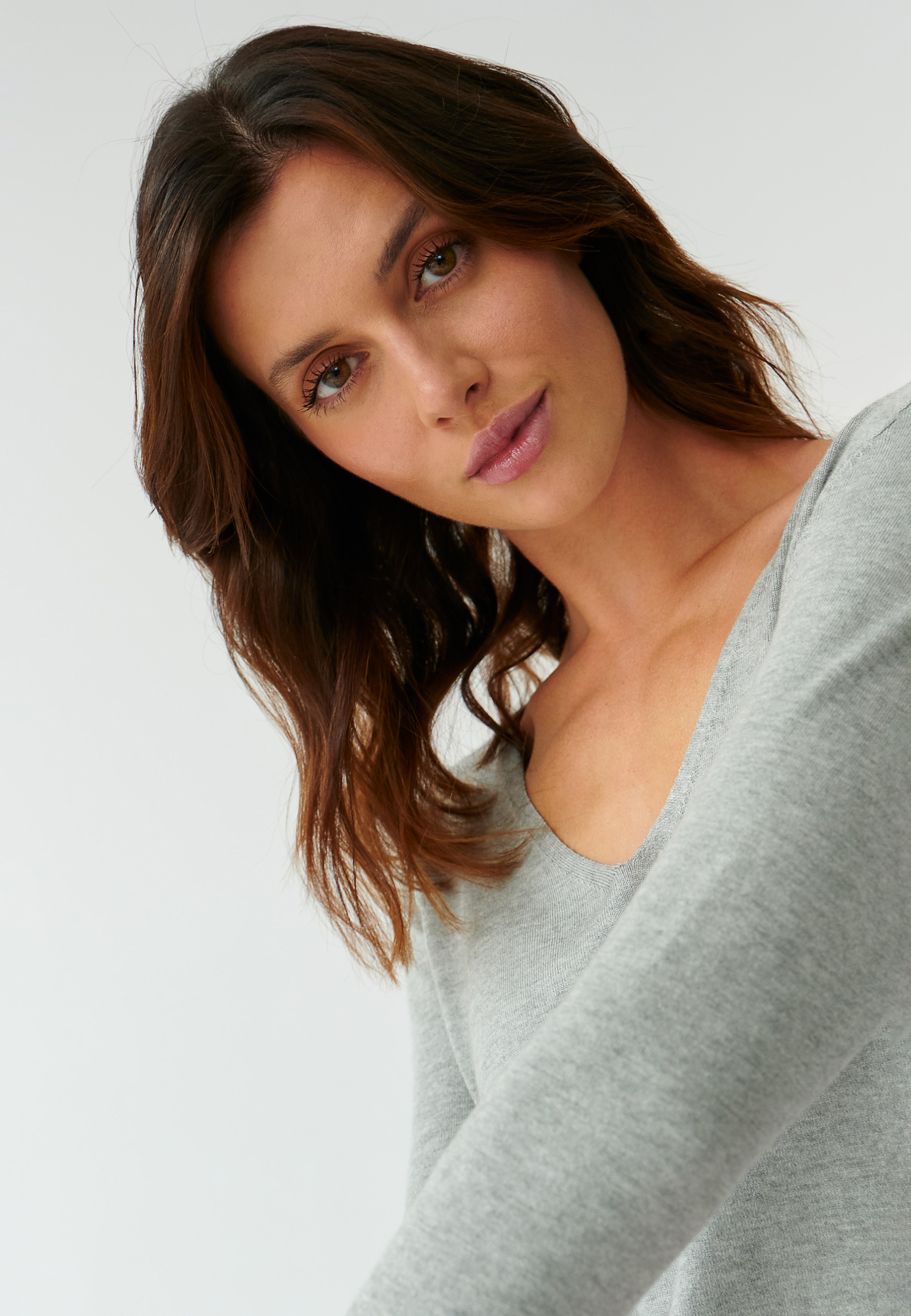 KLASYCZNY SWETER DAMSKI Z DEKOLTEM W SEREK TESSA 2