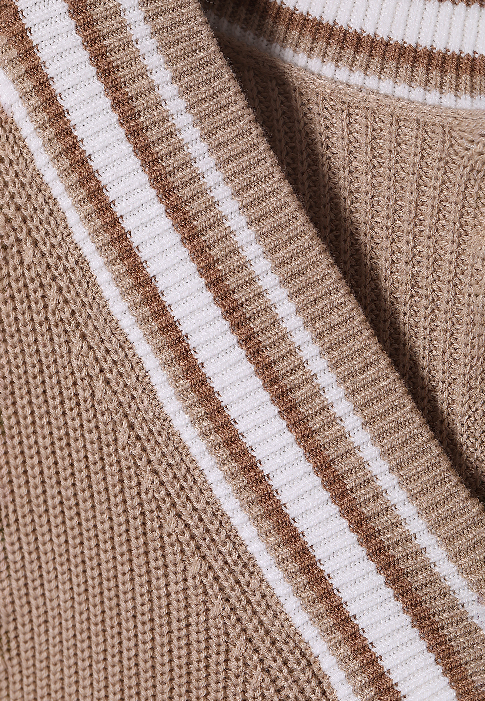 SWETER DAMSKI Z OZDOBNĄ PLISĄ BUNIKO SWETER DAMSKI Z OZDOBNĄ PLISĄ BUNIKO BEŻOWY 85714