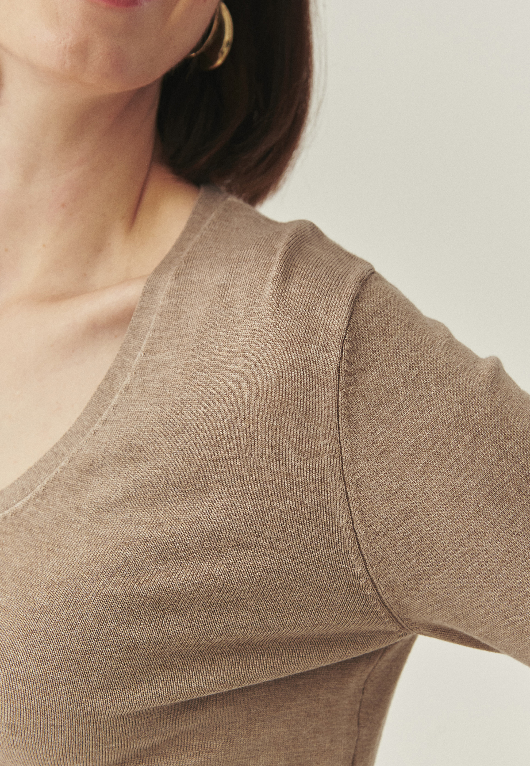 KLASYCZNY SWETER Z WISKOZĄ LENZING™ ECOVERO™ - NICOLLA BEŻOWY 2