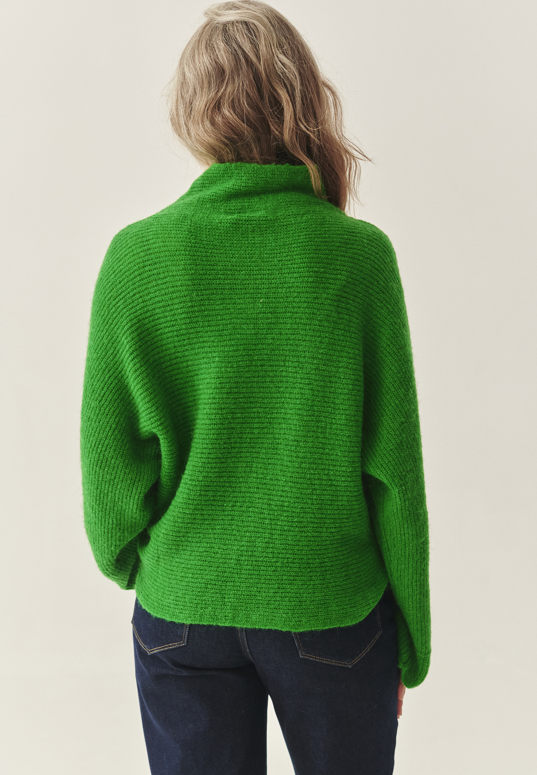 PULOVER DE DAMĂ, CU GULER ÎNALT ȘI MÂNECI LARGI — MAZZY 1 VERDE 2