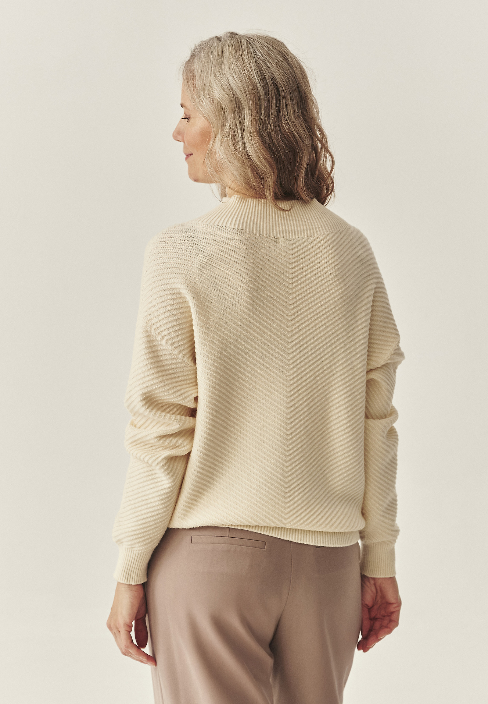 CASUALOWY SWETER Z PÓŁGOLFEM - IRISA CASUALOWY SWETER Z PÓŁGOLFEM - IRISA BEŻOWY 117500