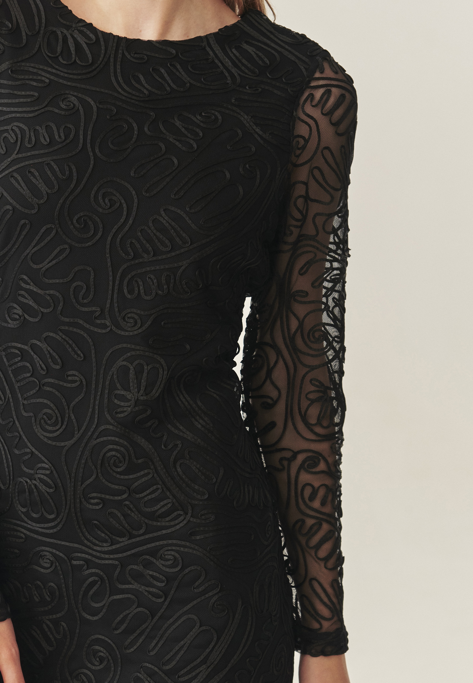 DÁMSKE ÚPLETOVÉ ŠATY SO ŠTRUKTÚROVANÝM VZOROM – NOEMI ČIERNA 2