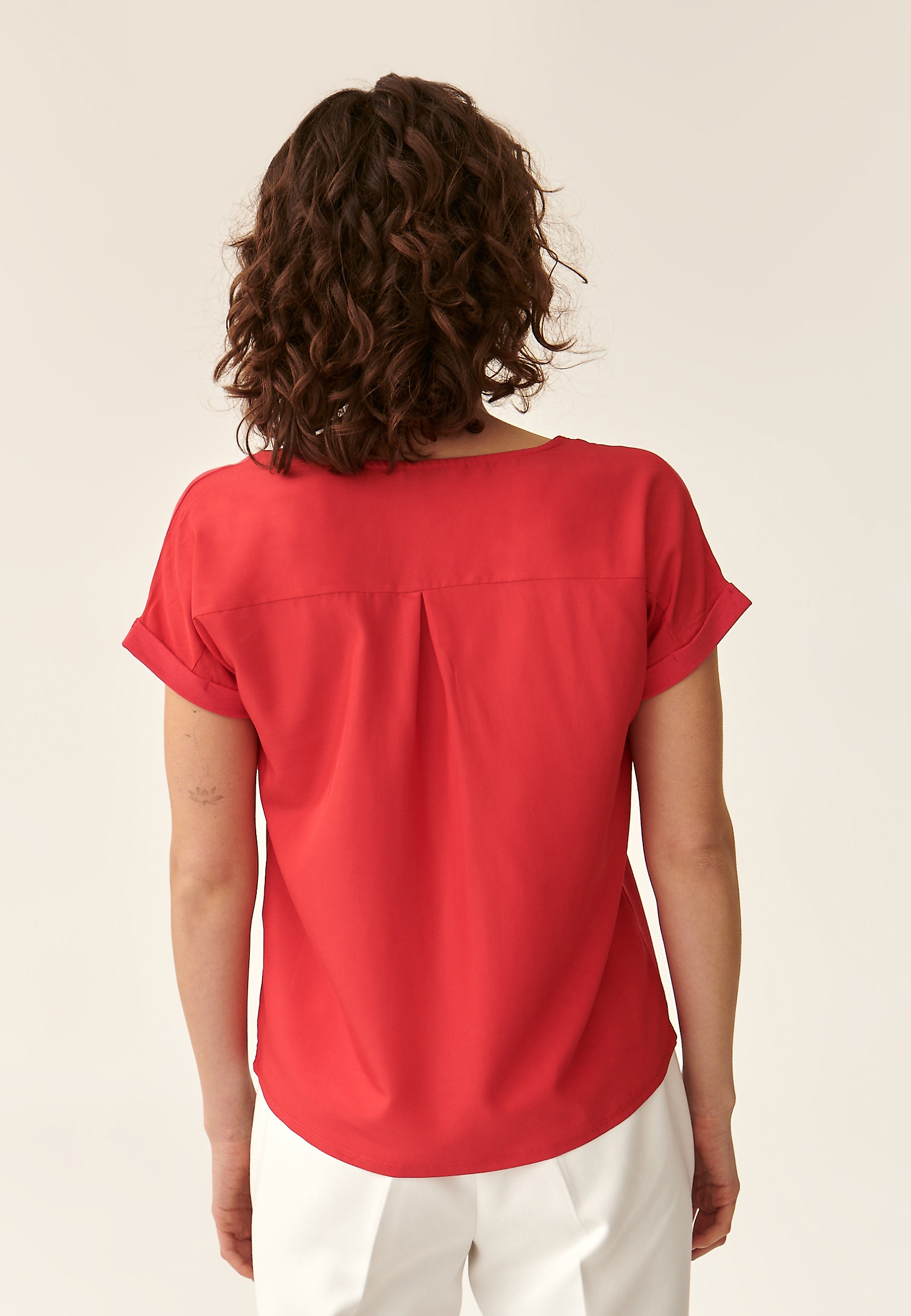 BLUZKA DAMSKA Z KRÓTKIM RĘKAWEM NUELA BLUZKA DAMSKA Z KRÓTKIM RĘKAWEM NUELA CZERWONY 88573