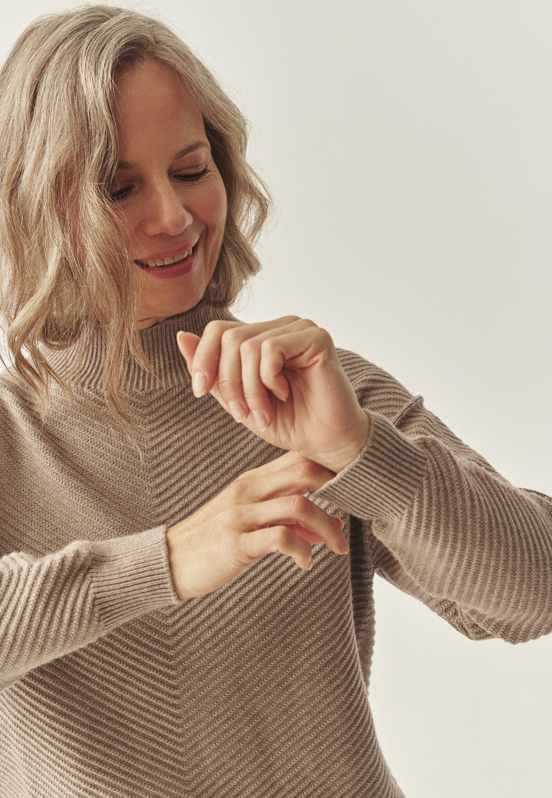 CASUAL TURTLENECK JUMPER - IRISA BEŽ 2