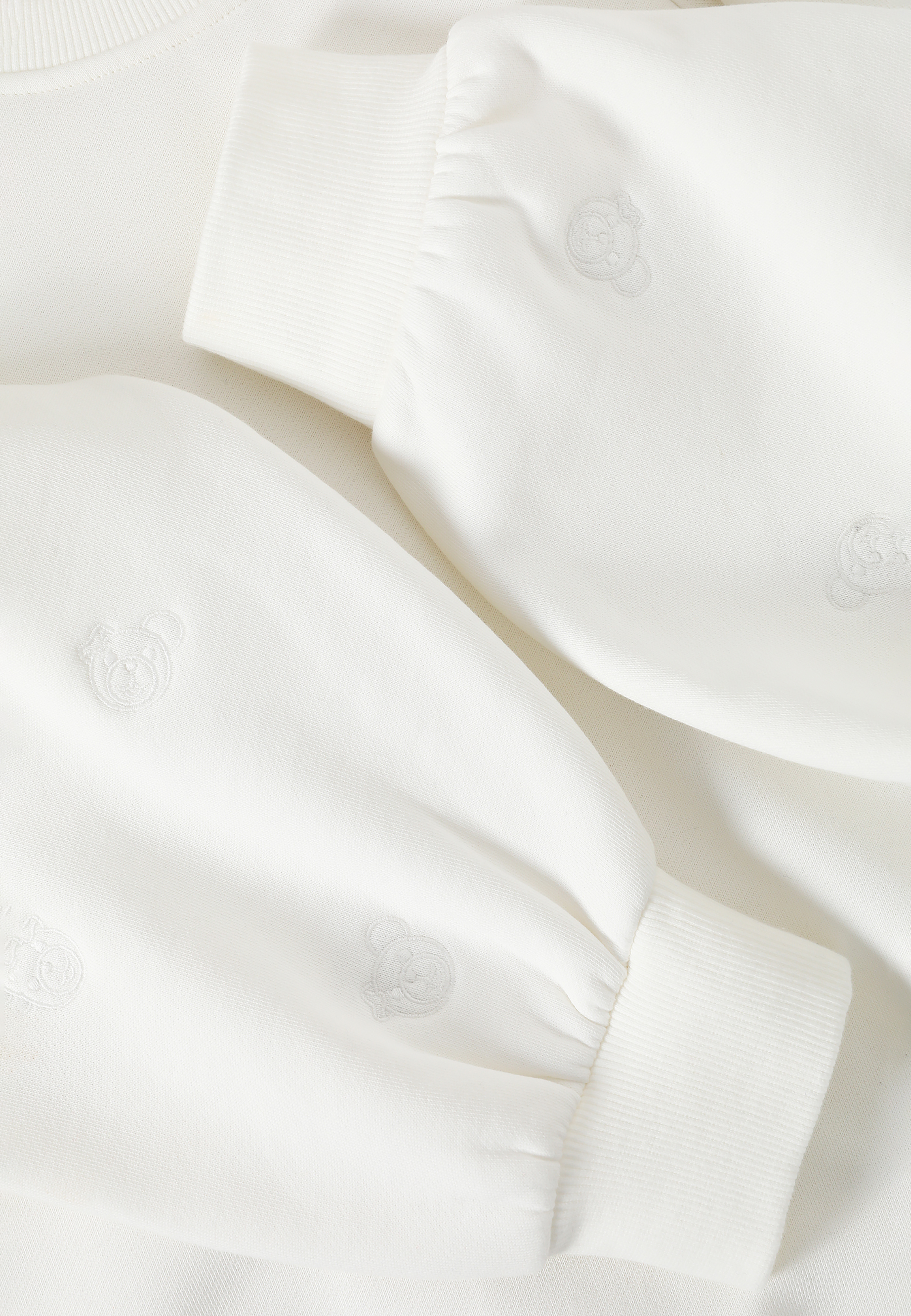 DZIANINOWA BLUZA DAMSKA Z WYSZYWANYMI RĘKAWAMI I MOTYWEM MISIA USZATKA — FAME ECRU 2