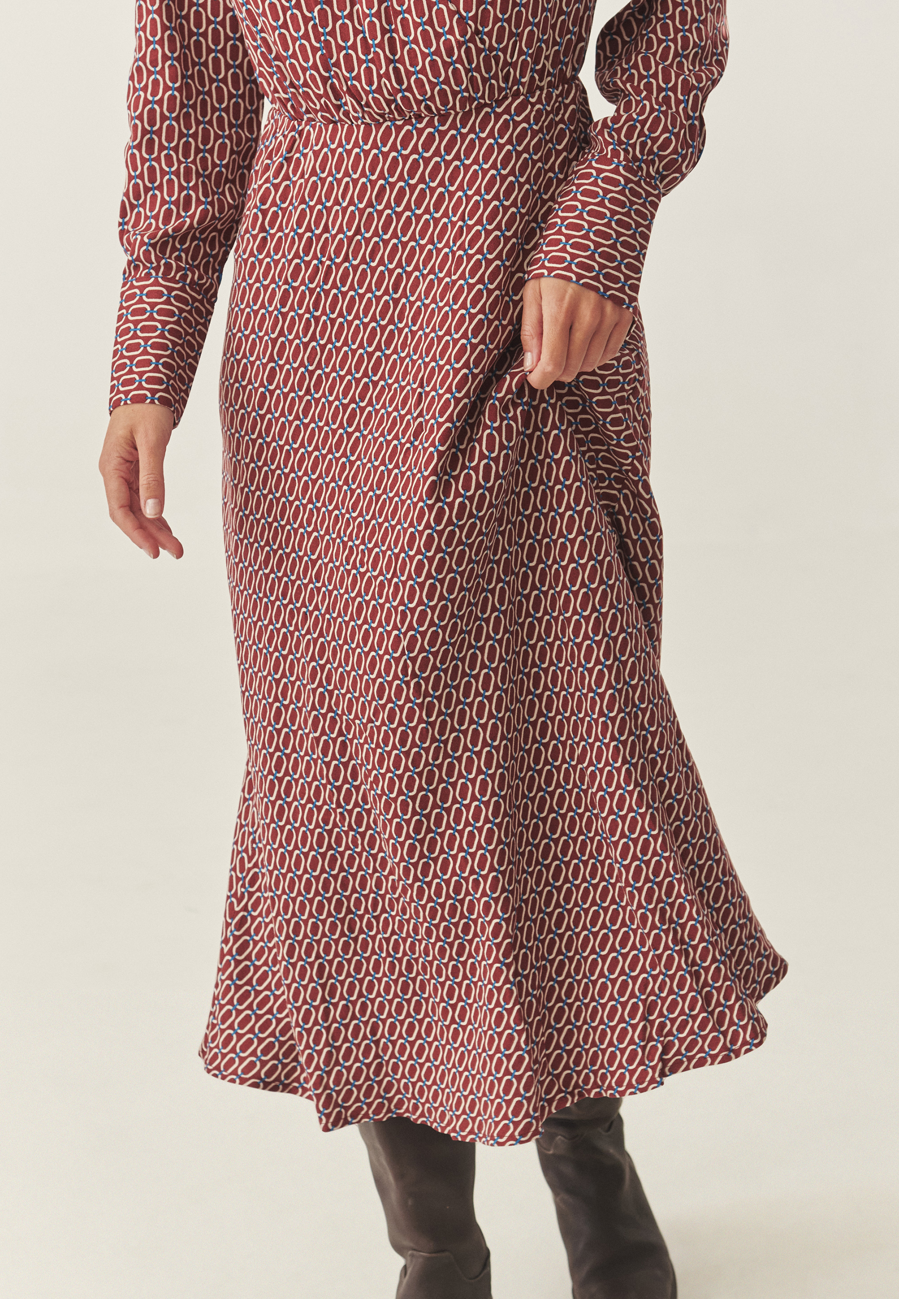 MIDI OBLEKA IZ BLAGA Z IZREZOM V OBLIKI OVOJNICE IN OBLIKOVALSKIM VZORCEM - DEBERA VEČBARVNA 2