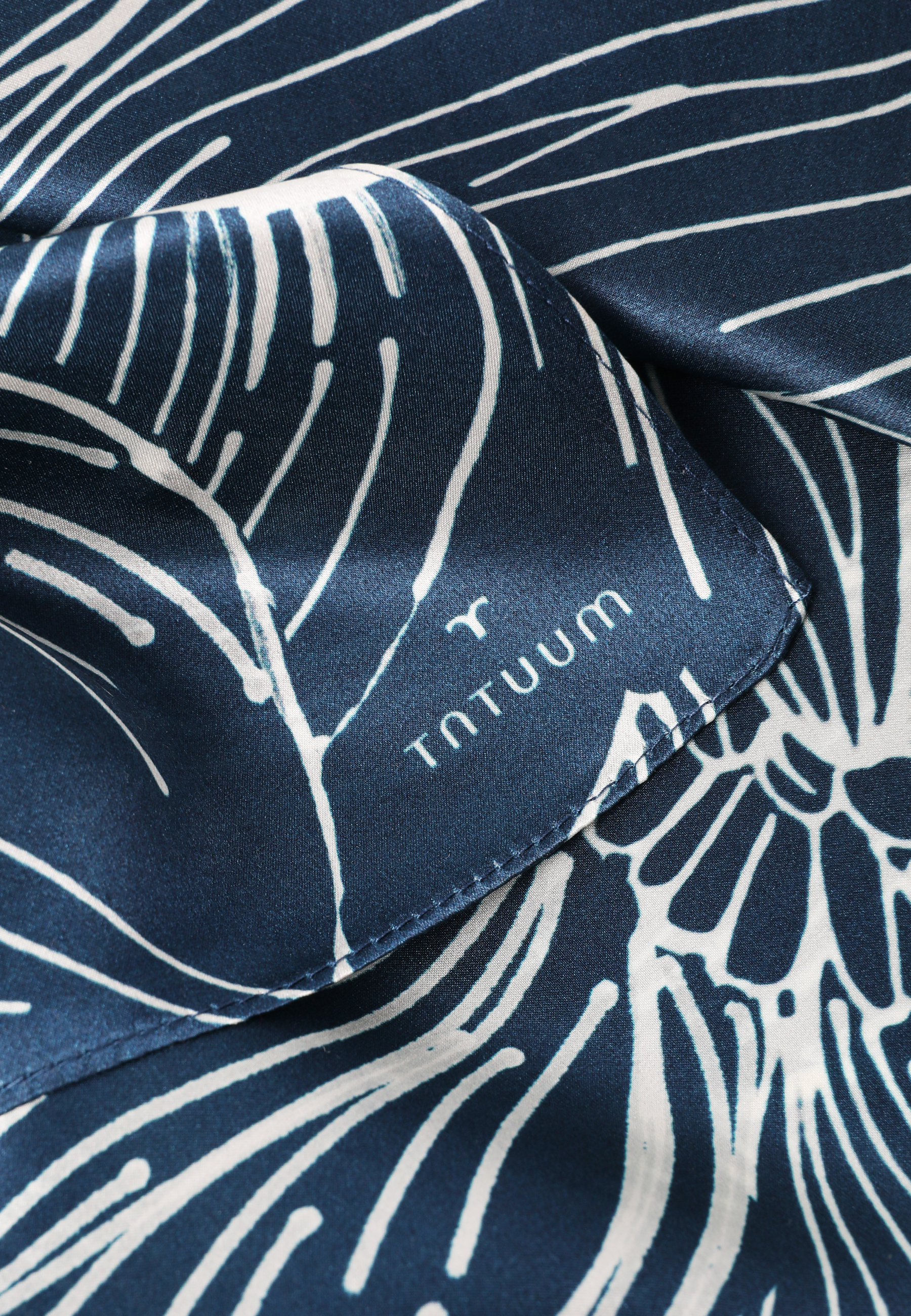 JEDWABNA CHUSTA Z AUTORSKIM WZOREM - ISMANA GRANATOWY 2