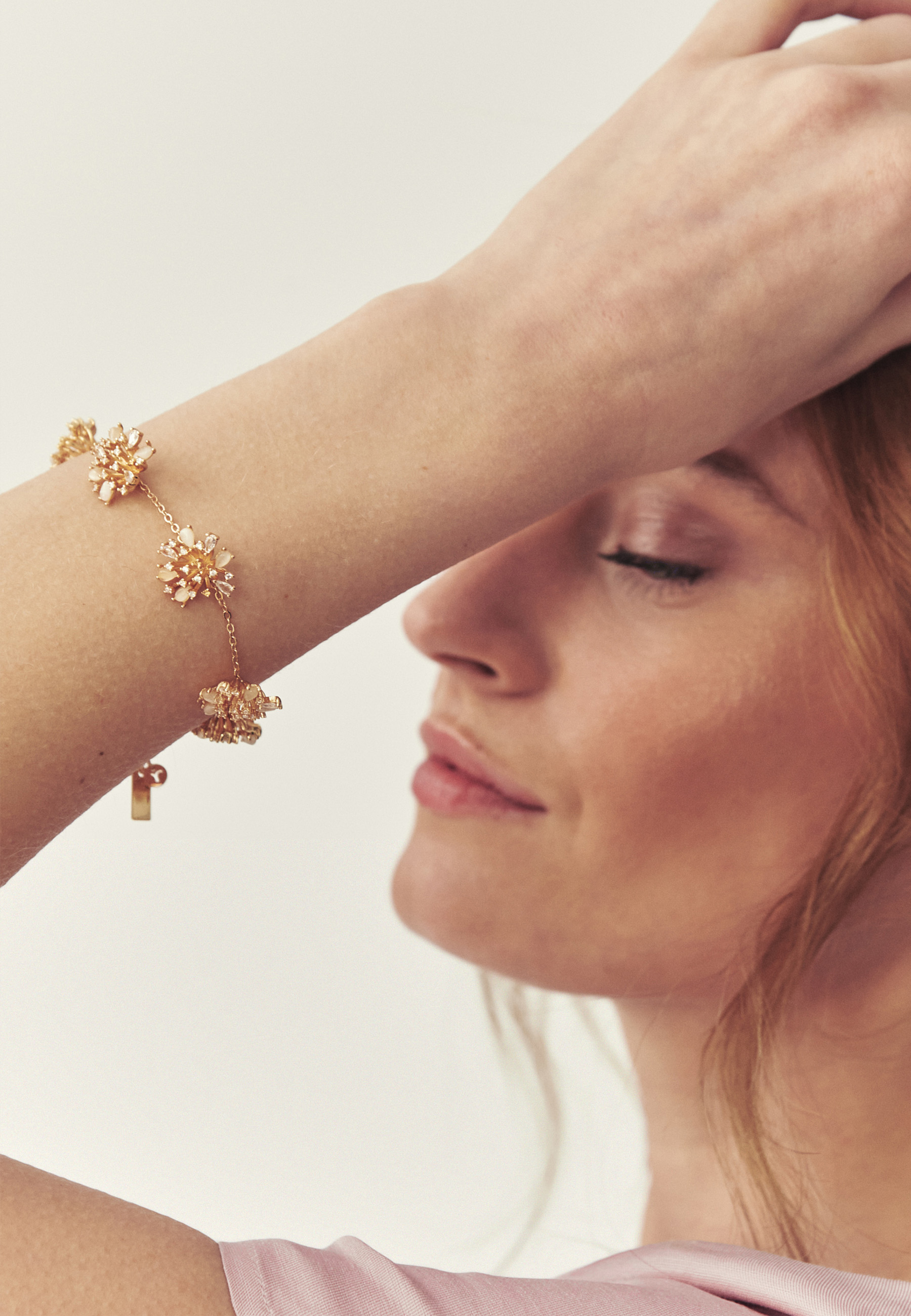 BRANSOLETKA Z KWIATOWYM MOTYWEM - KIWALILO BIAŁY 2