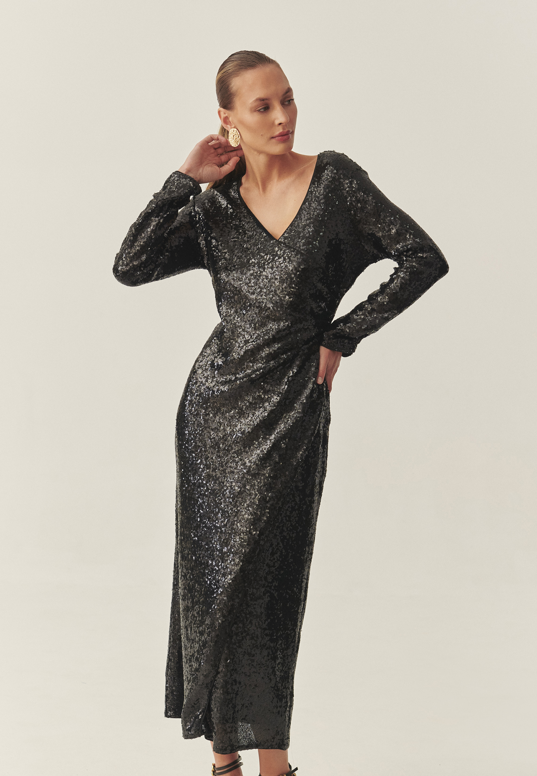 ROCHIE CU PAIETE, CU CROIALĂ PARTE PESTE PARTE — AGATIA NEGRU 2