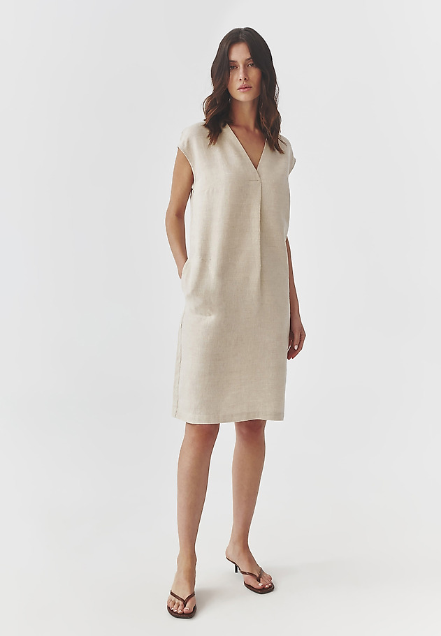 LADIES’ LINEN DRESS WITH A DECORATIVE FLAP - AWITALIA 1 LADIES’ LINEN DRESS WITH A DECORATIVE FLAP - AWITALIA 1 BEŻOWY 2