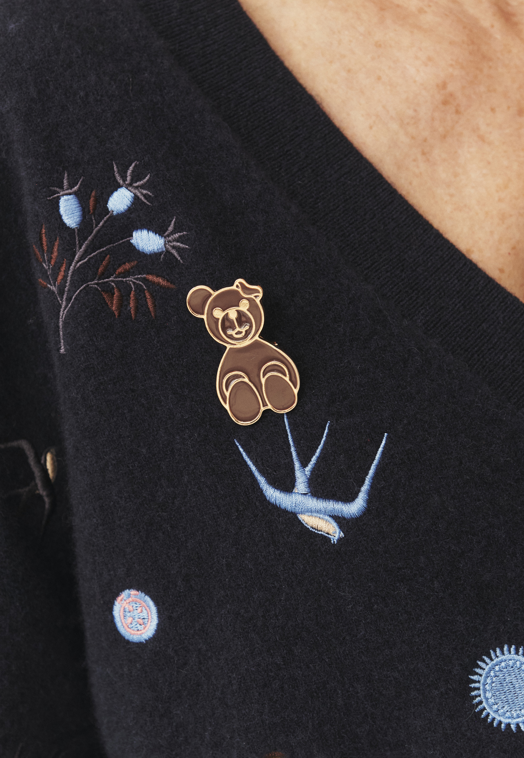 BROSZKA Z MOTYWEM MISIA USZATKA - BRIA ZŁOTY 2