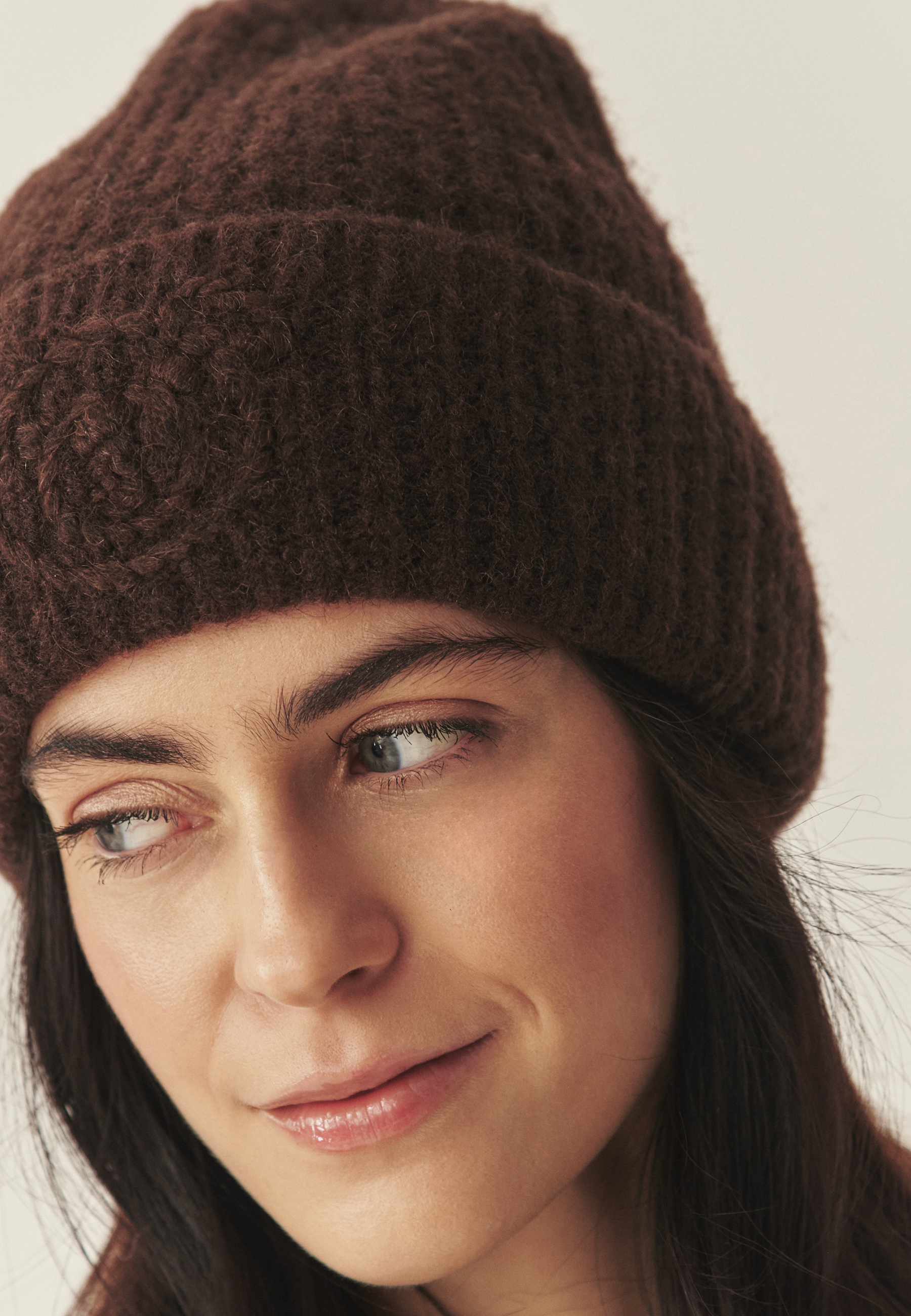 KLASICKÁ ČEPICE S VYŠÍVANÝM MEDVĚDEM USZATEK - NERIS 1 HNĚDÁ 2